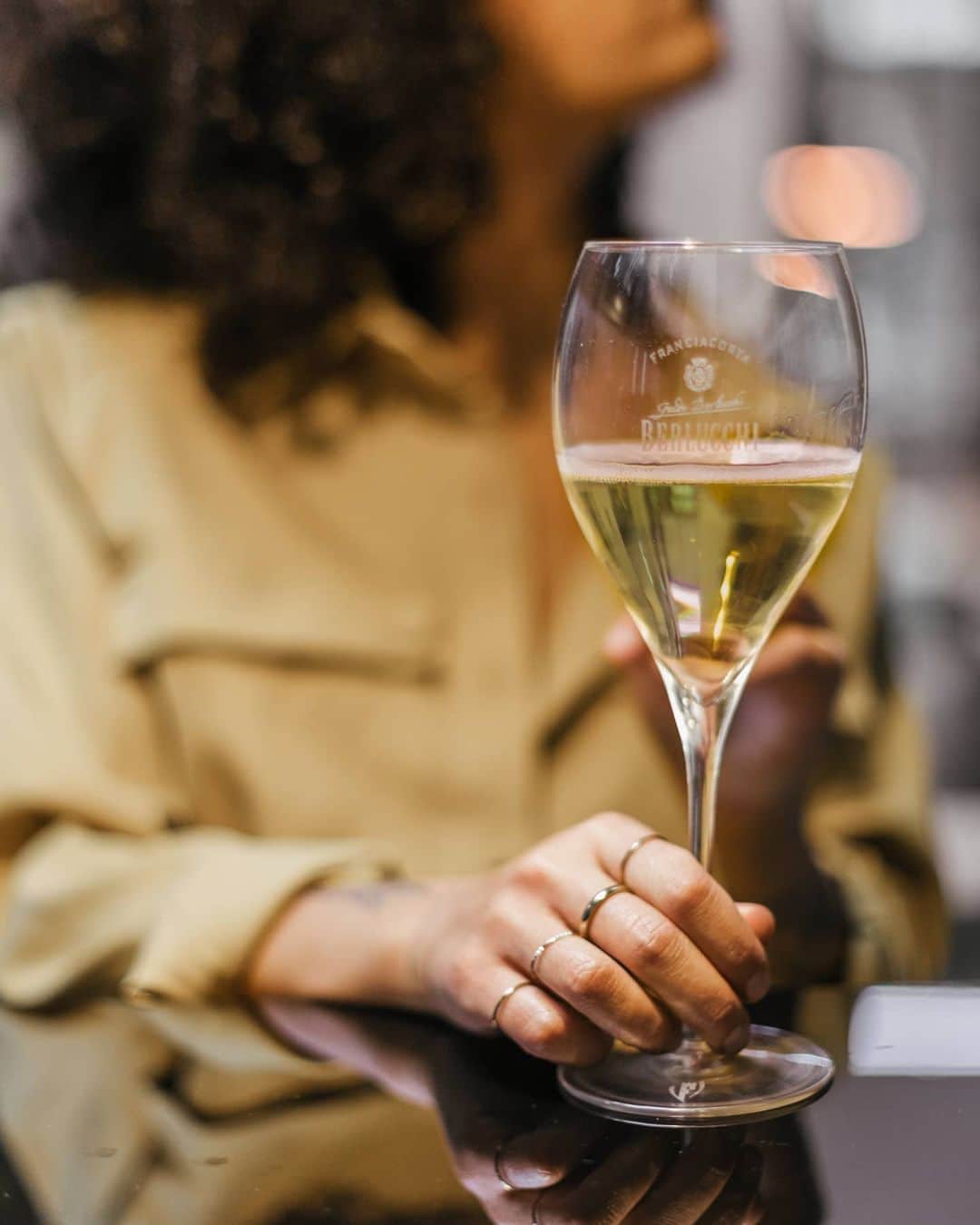 berlucchiwinejpのインスタグラム：「大切な時間は、フランチャコルタワインの特性を最大限に生かすグラスと共に。 #ベルルッキ」