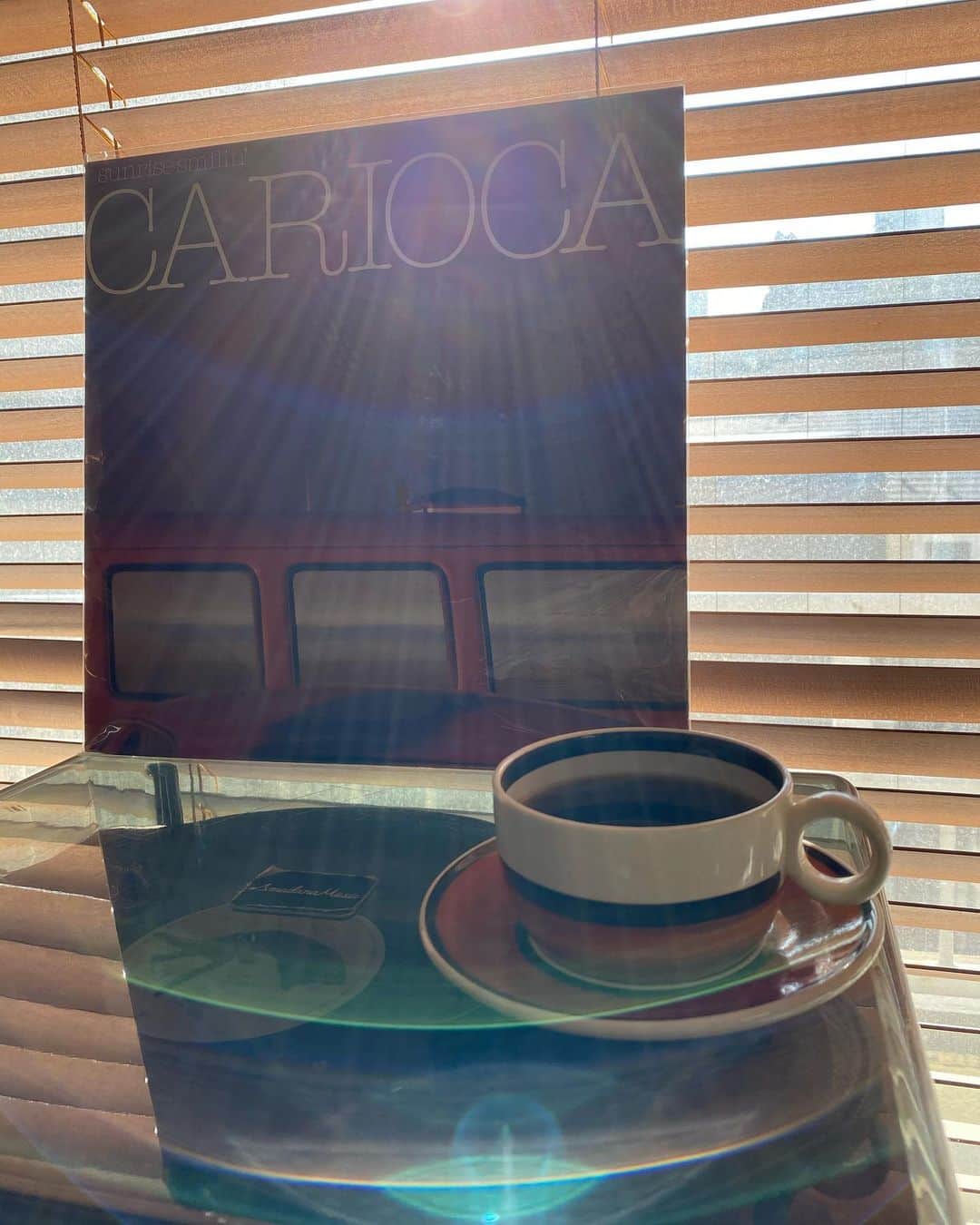 堤信子さんのインスタグラム写真 - (堤信子Instagram)「あまりに朝陽が気持ち良かったので、レコードは、「sunrise smilin'」に！キティレコードだから、ネコのイラスト！ カップは、#スティグリンドベリ  デザインの　ARENAシリーズ。 こんな朝はコーヒーも最高に美味。  #レコード好き #レコード #レコードジャケット #レコードのある生活  #レコード好きな人と繋がりたい  #レコード女子  #レコード部屋  #キッチンインテリア  #キッチン  #北欧食器  #グスタフスベリ  #コーヒーのある暮らし  #コーヒー好きな人と繋がりたい」1月29日 9時39分 - nobnob1111