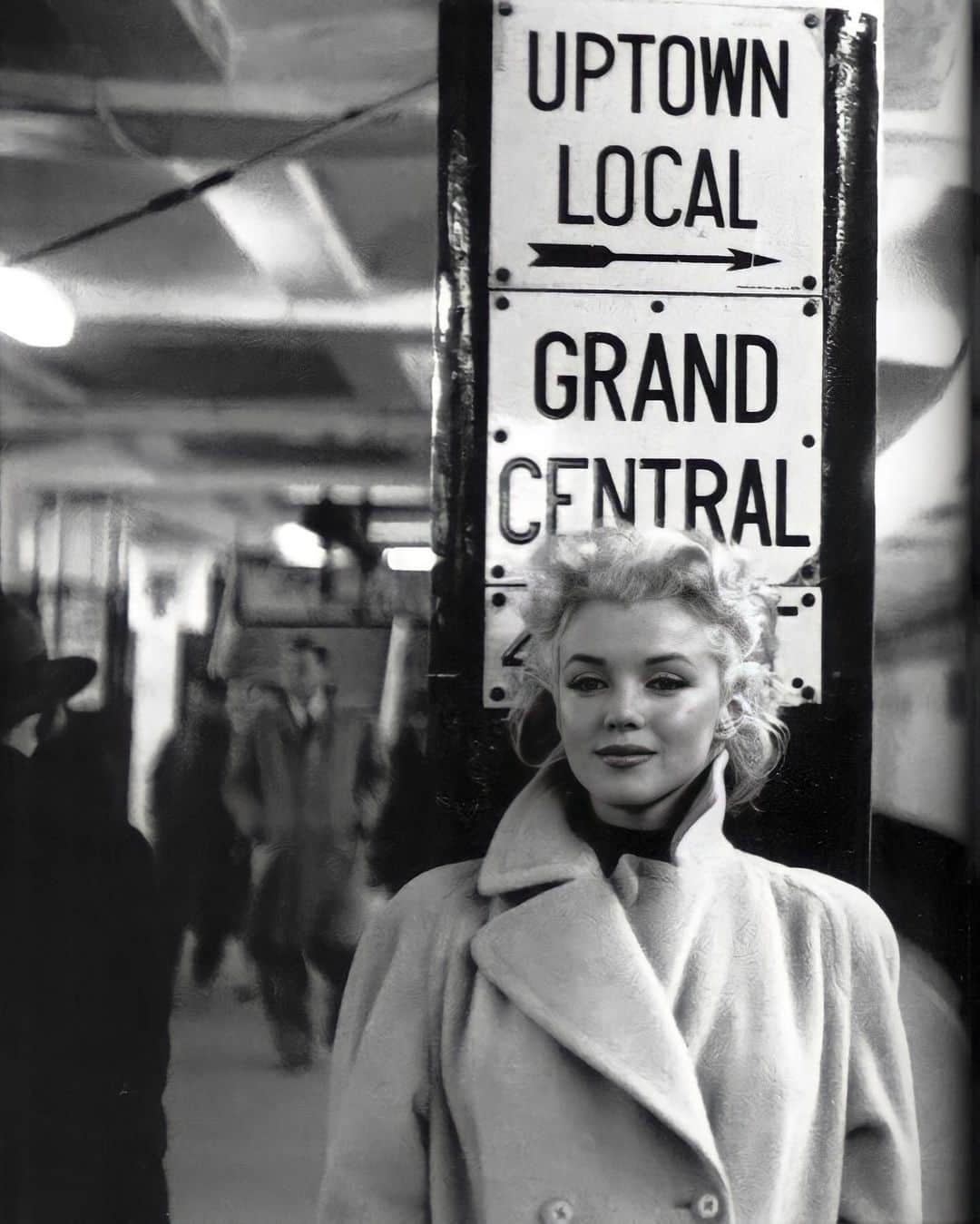 マリリン・モンローさんのインスタグラム写真 - (マリリン・モンローInstagram)「Marilyn at Grand Central Station in New York, 1955. The man in the third photo is thinking “Is that Marilyn Monroe or am I dreaming?” lol  #marilynmonroe」1月29日 9時32分 - welovemarilyn
