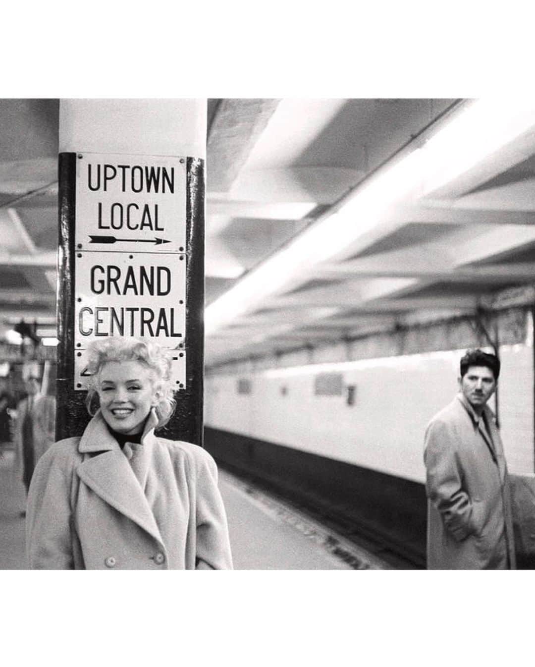 マリリン・モンローさんのインスタグラム写真 - (マリリン・モンローInstagram)「Marilyn at Grand Central Station in New York, 1955. The man in the third photo is thinking “Is that Marilyn Monroe or am I dreaming?” lol  #marilynmonroe」1月29日 9時32分 - welovemarilyn