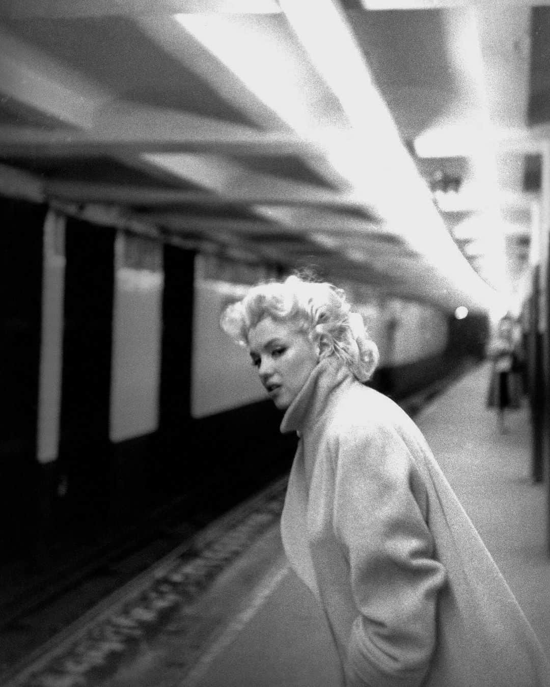 マリリン・モンローのインスタグラム：「Marilyn at Grand Central Station in New York, 1955. The man in the third photo is thinking “Is that Marilyn Monroe or am I dreaming?” lol  #marilynmonroe」