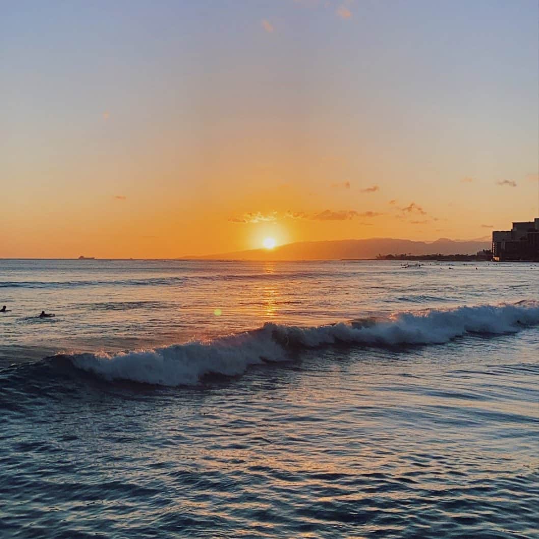 秋野ミレナのインスタグラム：「😌🌊💕 • • • #oahu#hawaii#sunset#goldenhour」