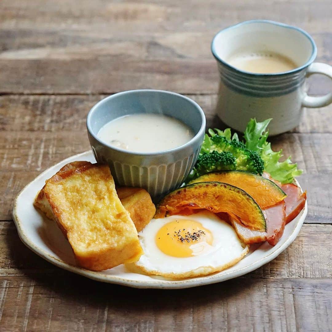 hirokoさんのインスタグラム写真 - (hirokoInstagram)「🌱2021.1.29（金）☀️﻿ ✽.｡.:*・ﾟ #hiroponの朝ごはん﻿ ﻿ 今朝は冷凍ストックから﻿ 甘くない食事系#フレンチトースト﻿ ﻿ menu📝﻿ ▪︎ フレンチトースト﻿ ▪︎ 目玉焼き﻿ ▪︎ ベーコン・かぼちゃのソテー﻿ ▪︎ グリーンサラダ・ブロッコリー﻿ ▪︎ クラムチャウダー #キャンベル﻿ ▪︎ コーヒー﻿ ﻿ ﻿ フレンチトーストは卵液に30分ほど浸したら﻿ ジップロックに入れ冷凍（余った卵液も）﻿ 浸す時間はパンの厚みにもよって自由に...﻿ ﻿ 自然解凍（晩に冷蔵庫へ）朝フライパンで焼く﻿ 冷凍しても普通に美味しいよ😋﻿ ﻿ ﻿ ﻿ ﻿ .........The end🍴﻿ #朝ごはん #朝時間 #hiroponのワンプレートごはん #しっかり食べるダイエットごはん #モーニングプレート #朝ごはんプレート #breakfast #インスタフード #おうちごはん通信 #おうちごはんLover #くらしメイド #フーディーテーブル #マカロニメイト #デリミア #デリスタグラマー #バランスの良い食事 #日々の食事 #私のおいしい写真 #snapdish #macaroni #locari_kitchen #lin_stagrammer #wp_deli_japan #オリーブノートアンバサダー #ヨムーノメイト﻿ ・」1月29日 9時33分 - hiropon0201