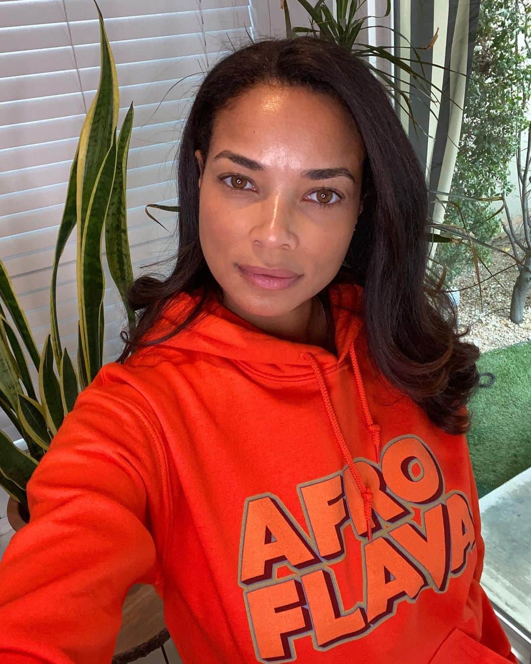 ロッチェル・エイツのインスタグラム：「You can never have too many sweatshirts. Thank you @djjonquick for my hoodie! The color is dope and it has pockets too! 😊🙏🏽  Go to @afroflava_radio and get yourself one!」