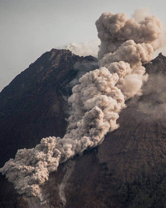 Primer Impactoさんのインスタグラム写真 - (Primer ImpactoInstagram)「🌋 El #volcán #MonteMerapi, ubicado en la isla de #Java, en #Indonesia, expulsó un río de lava incandescente, nubes de humo y cenizas.  Debido al aumento en su actividad en los últimos días, la Agencia Nacional de Geología recomendó prepararse para una posible #erupción y cientos de residentes fueron evacuados de sus hogares.  #Merapi, de 2.963 metros de altura, es el volcán más activo de Indonesia.   Su última gran erupción, acaecida en 2010, causó la muerte de 347 personas.  📸Agung Supriyanto / AFP vía Getty Images/ Ulet Ifansasti/Getty Images.」1月29日 9時36分 - primerimpacto