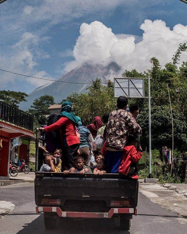 Primer Impactoさんのインスタグラム写真 - (Primer ImpactoInstagram)「🌋 El #volcán #MonteMerapi, ubicado en la isla de #Java, en #Indonesia, expulsó un río de lava incandescente, nubes de humo y cenizas.  Debido al aumento en su actividad en los últimos días, la Agencia Nacional de Geología recomendó prepararse para una posible #erupción y cientos de residentes fueron evacuados de sus hogares.  #Merapi, de 2.963 metros de altura, es el volcán más activo de Indonesia.   Su última gran erupción, acaecida en 2010, causó la muerte de 347 personas.  📸Agung Supriyanto / AFP vía Getty Images/ Ulet Ifansasti/Getty Images.」1月29日 9時36分 - primerimpacto