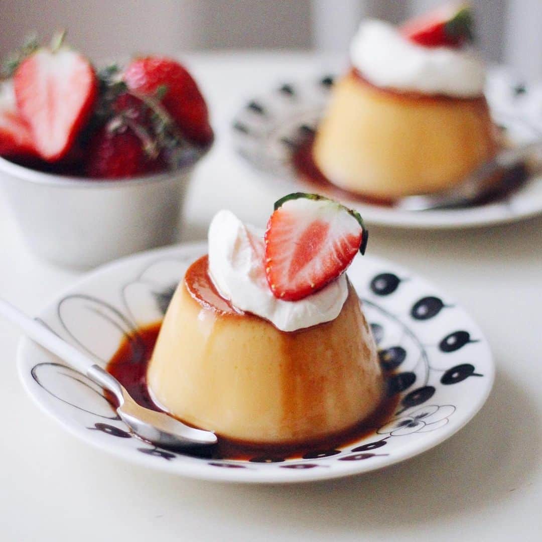 りえのインスタグラム：「* * ☑︎プリン * * 苺と生クリームでカロリーマシマシ。 * * 最近ドーソンヴィル伯爵夫人に似てると言われたので、 似ている有名人を聞かれた時は今後それで通したいと思います (気になる方は是非ググってみてください。 似てるかどうかはさておき)。 * *」