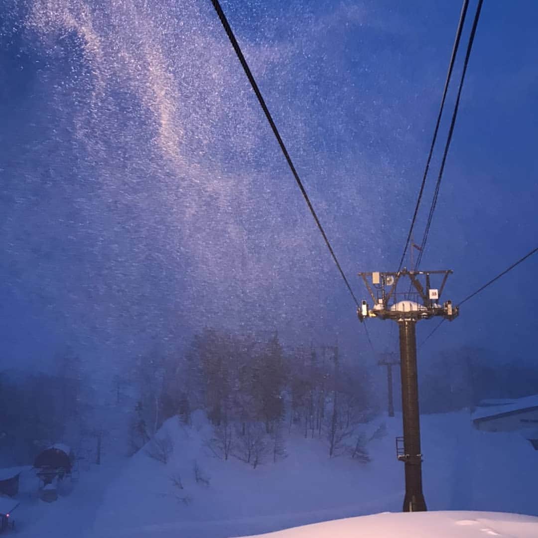 栂池高原スキー場さんのインスタグラム写真 - (栂池高原スキー場Instagram)「おはようございます！栂池高原スキー場朝イチレポートです！ 気温　-4.7℃　 積雪　279cm 天候　雪　 風速　10m/s前後 大雪と強風に注意して営業に入っています。 天候が急変し吹雪も予想されますので、お車での移動や滑走のさいには、ご注意をお願いします。 皆様の御来場お待ちしております！ 本日の栂池天気予報は→https://weathernews.jp/s/ski/spot/34808/」1月29日 8時22分 - tsugaike_kogen