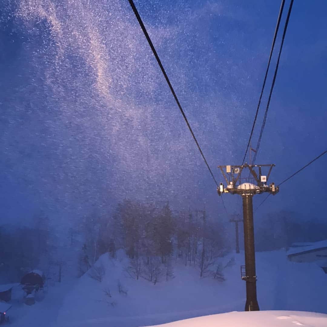 のインスタグラム：「おはようございます！栂池高原スキー場朝イチレポートです！ 気温　-4.7℃　 積雪　279cm 天候　雪　 風速　10m/s前後 大雪と強風に注意して営業に入っています。 天候が急変し吹雪も予想されますので、お車での移動や滑走のさいには、ご注意をお願いします。 皆様の御来場お待ちしております！ 本日の栂池天気予報は→https://weathernews.jp/s/ski/spot/34808/」
