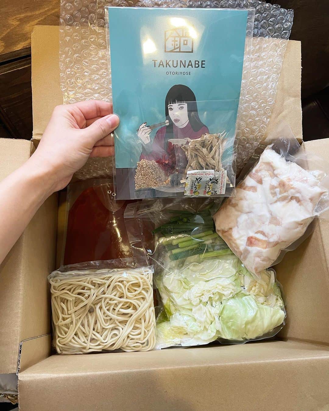 yuu sakuraiさんのインスタグラム写真 - (yuu sakuraiInstagram)「おはようございます⭐︎ いつも良くしてくださるお仕事の繋がりの方が、  長州力さんも絶賛してネットニュースで話題になったお取り寄せ専門の もつ鍋 @takunabe_com がとても美味しくて良かったらカフェの皆さんで食べてくださいと送ってくださいました⭐︎  実際に届いたら野菜なども全部入っていて、私も全国配送をしているので食材の送り方も勉強になりました⭐︎  届いた食材でもつ鍋を作ったら、 すごく簡単だしもつもぷりぷりで本当に美味しかったです♪  こうしたお心遣いに心があったかくなります。 いつも、ありがとうございます！ カフェの仲間が沖縄に行く前にみんなで囲んで美味しくいただきました♪  #もつ鍋 #鍋 #お取り寄せ #お料理 #cooking #あたたまる」1月29日 8時13分 - food_yuu