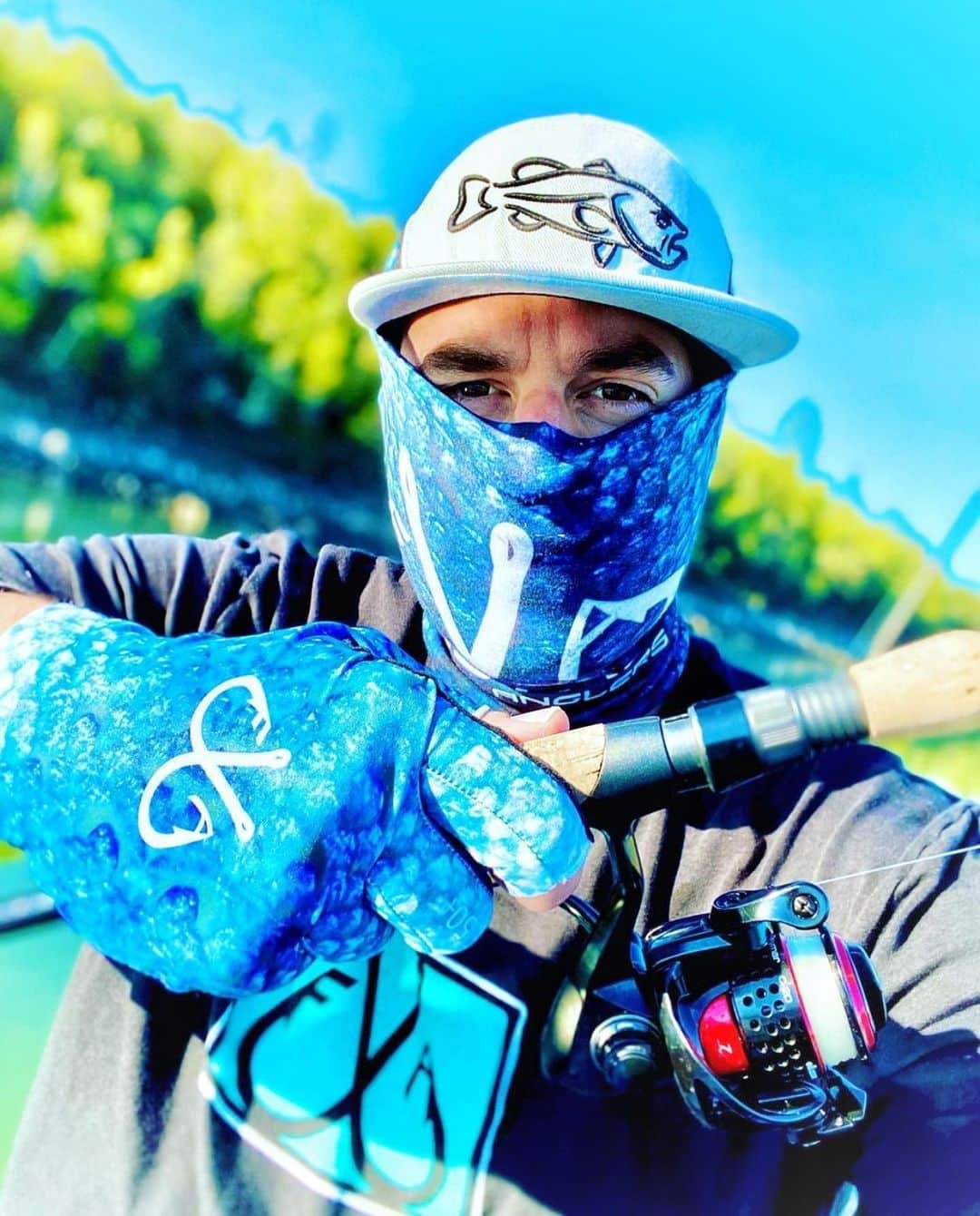Filthy Anglers™のインスタグラム：「Looking filthy! Our buddy @the_pescador1 has his outfit on point. I’m not just saying it cause it’s our gear, I’m saying it cause not only does he look good, but he’s protecting his body from harmful rays ☀️ with our UPF gear. Thanks for making our products look great as you stay safe, you are Certified Filthy www.filthyanglers.com #fishing #filthyanglers #outdoors #nature #bassfish #bigbass #outdoors #upf #sun #hunting #monsterbass #bigfish #boat #kayak #anglerapproved」
