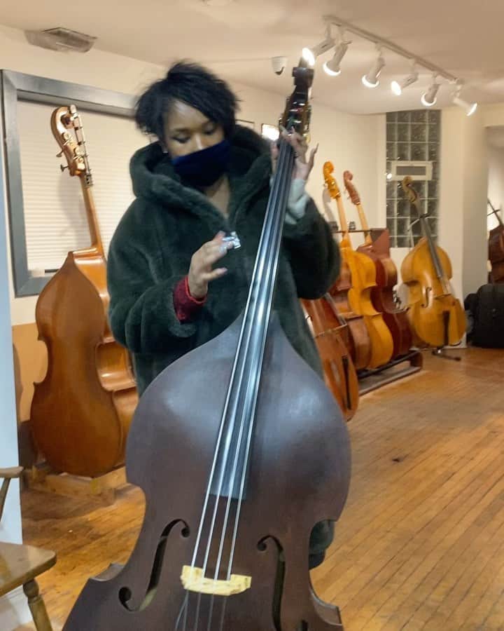 ジェニファー・ハドソンのインスタグラム：「Meet my new  up right bass !  I was really trying to play the “Jaws” theme ! That didn’t work out ! Oh well!」