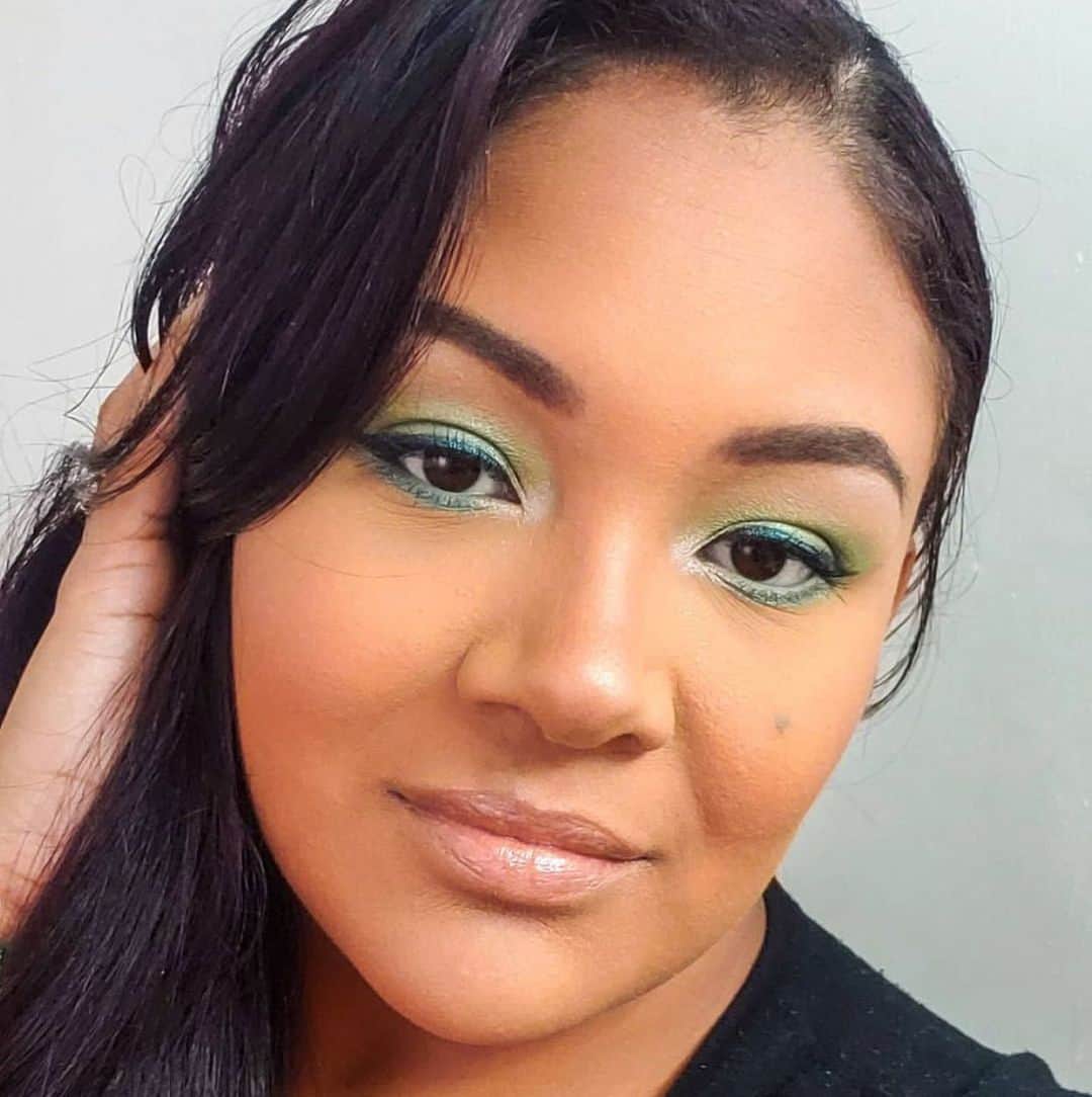 Motives Cosmeticsのインスタグラム：「@giulianaferreira10 is a gem in ‘Jaded’—a shimmery jewel green tone from our stunning Horizon Palette. ✨ Love love love this palette! Tap the image to shop her look 🖤」