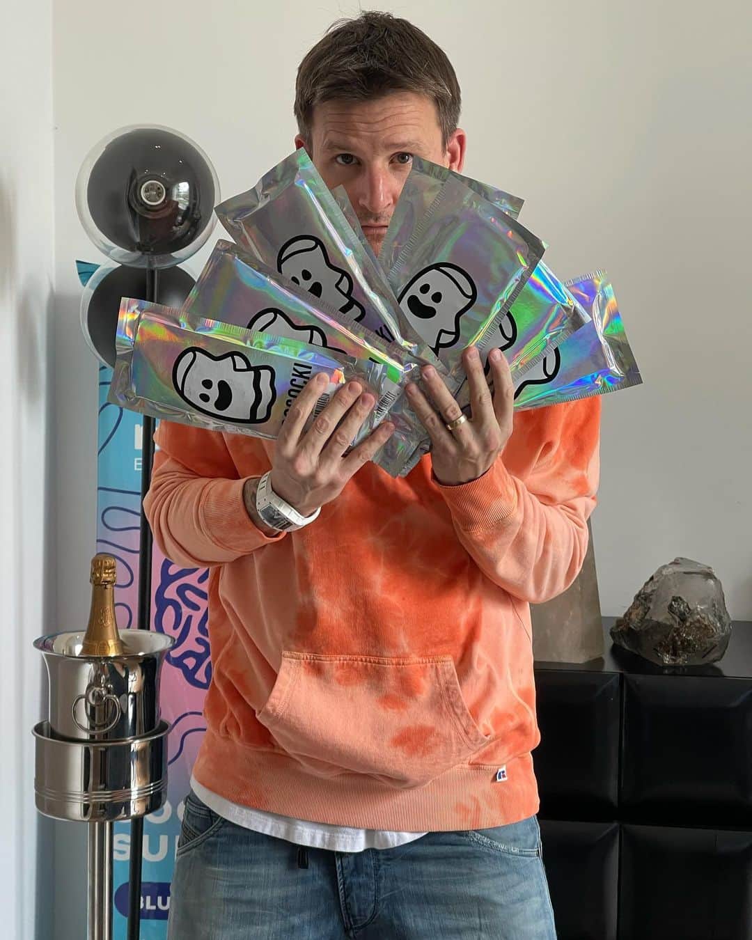 ロブ・ディアデックのインスタグラム：「Who wants a year subscription of @boosocki socks for you and a friend??? Let’s make it happen! Surprise and delight every single month... laugh out loud with each and every iridescent ghost stamped package of joy. (Link In Bio) @dyrdekmachine」