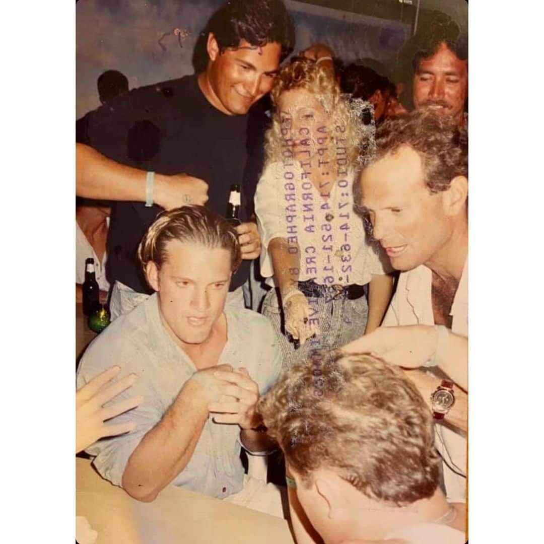 ウエストコーストチョッパーズのインスタグラム：「That one time in Honolulu.......  My old friend Rudy Papaco posted this pic on FB. Right out of High School I had a summer job doing security (and set up) for the @avpbeach  This particular night. We were having a hell of a time at a bar drinking and started Arm Wrestling. I pretty much beat everyone in the whole bar. Then got my ass totally kicked by super model @owen_mckibbin (seated in front of me) Like he really beat me bad. Not even a competition, But It was very good for my 19yo ego(fake I.D.😉) Behind me is my buddy Mike V, and to my left is Volleyball Legend Tim “The Hov” Hovland.  Crazy times. Pic brought back some good memories. Bet ya didn’t think you would see a beach volley ball post on my feed today! 😂😂  #jessejames」