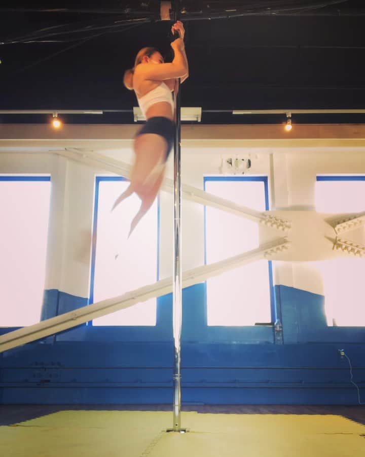 EMYのインスタグラム：「握り直し。。。  ポールスポーツ練習は、集中集中集中、復習学習❣️で精度が変わっていくのです。  昨日1年前の生徒さんへ振り落とししてる動画を見ました。痩せてました。。。。  痩せてるよ。  1年前は年末大会出てたしね、とかフィンランドでも張り切ってサウナいっぱいしてたしね🧖‍♀️とかもうナシ😂  痩せたい💔 戻したい❤️ やる気❣️❣️❣️」