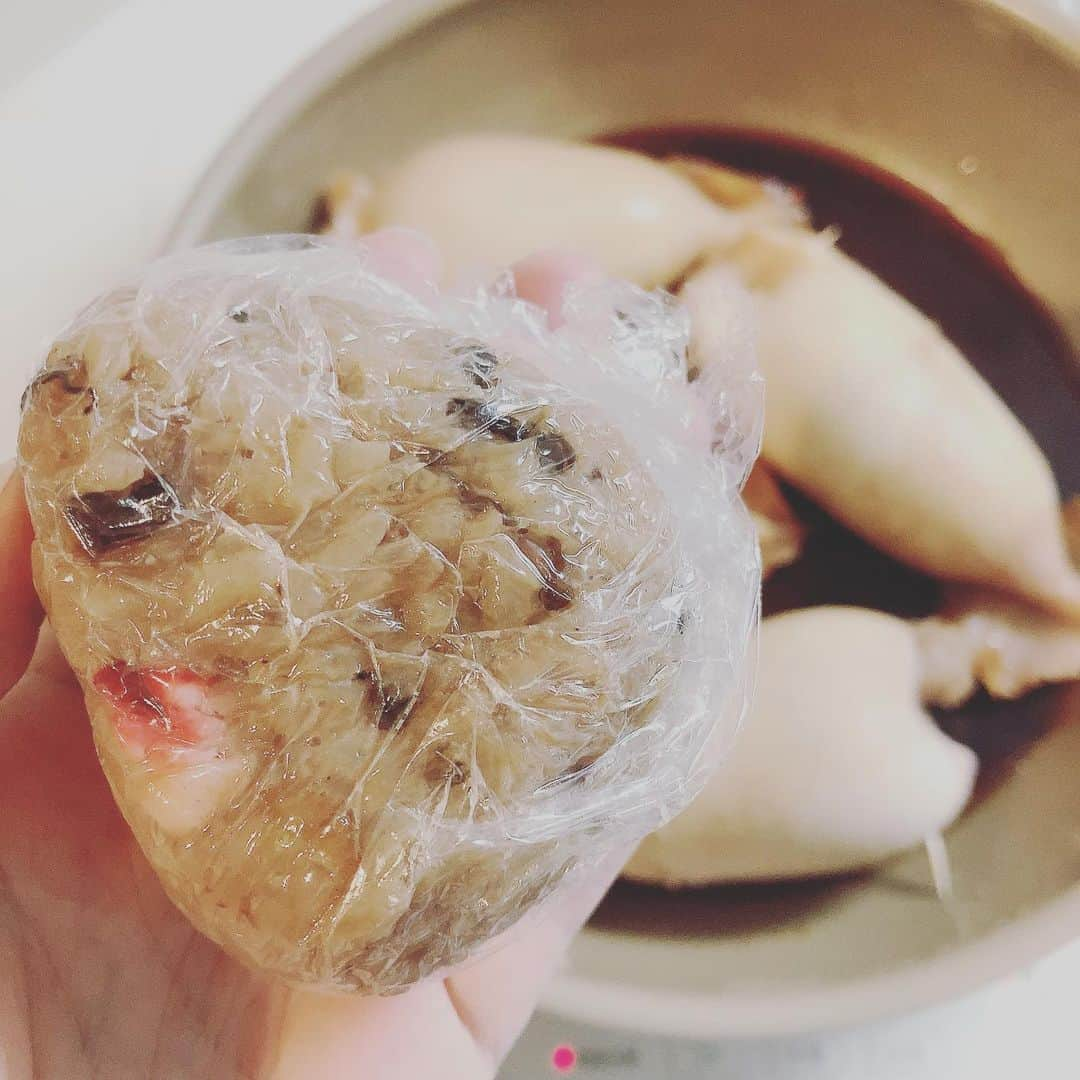 小阪有花（小阪由佳）さんのインスタグラム写真 - (小阪有花（小阪由佳）Instagram)「イカ飯弁当作った🦑 中にタコとホタテいれた🐙 めちゃパンパンw 残ったご飯は小さなおにぎりに！  #イカ飯 #わっぱ弁当 #自炊 #駅弁 #を意識した」1月29日 8時34分 - kosakayuka0627