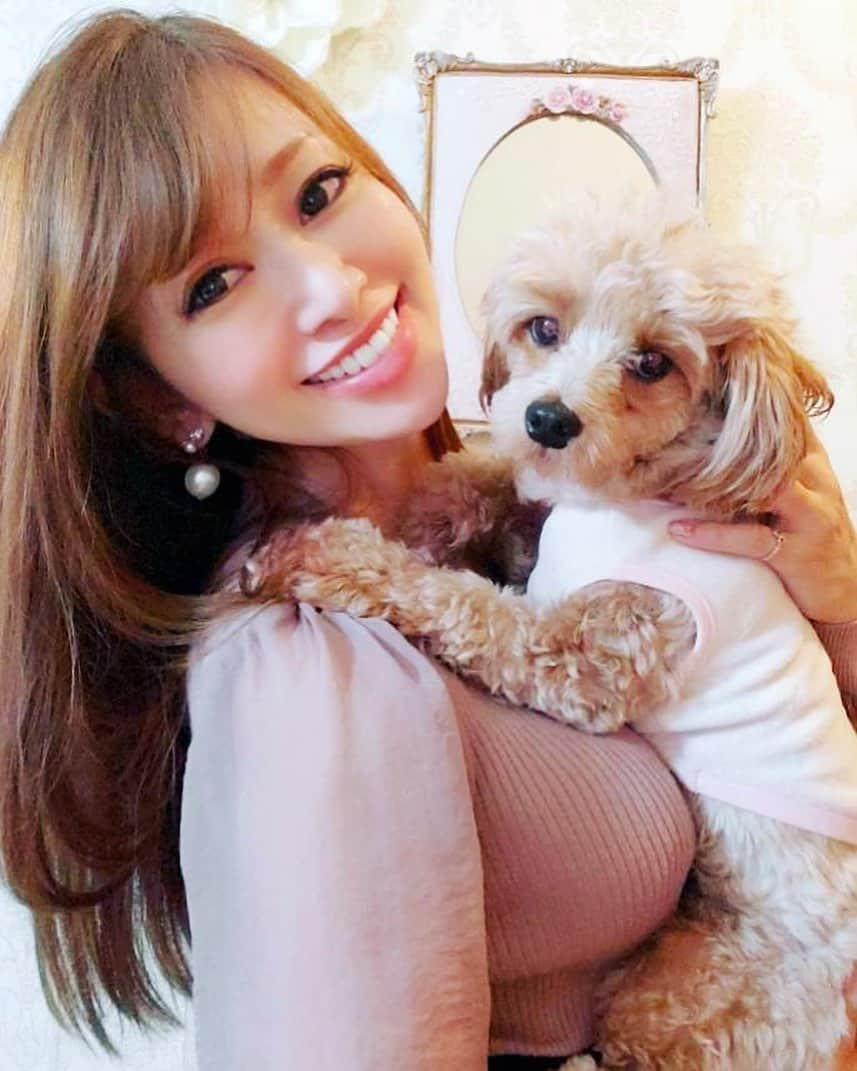 青木梨奈のインスタグラム：「おはようございます☀️.°  愛犬らむたんがかわいすぎてキュン死(*∩ω∩)💓 いつも癒されてます∪･ω･∪💝 みんなの癒しは何かな？  昨日は東京も久々に雪が降ったょ⛄❄ 雪は天からの手紙💫✨って言って、雪を見たら空の温度とかわかるんだって(*^^*)  雪の結晶のことを『雪華(せっか)』って言うけど、世界で初めて人工雪を作ることに成功した物理学者の中谷宇吉郎さんは、雪を徹底した自然観察をして、『雪は天からの手紙』って言葉を残したんだって❄❄❄  何かを極めるってカッコいいよね💫✨  「大雪は豊作の印」といって神聖視する地方もあるみたいだけど、 雪には、人の心を洗い清めて、改まった気持ちにさせてくれる力があるらしいょ💝 なんか素敵だね💫✨  今月もあと3日！ 今年の良いスタート月になるようにガンバろう💞  #愛犬 #マルプー #雪 #雪の結晶 #スタートダッシュ  #happy #美の秘訣  #美容 #美意識  #バストアップ #40代ママ #アンチエイジング #キレイになりたい #若返り #美肌 #健康美 #美意識 #女子力  #自分磨き #美活 #美容家 #青木梨奈」