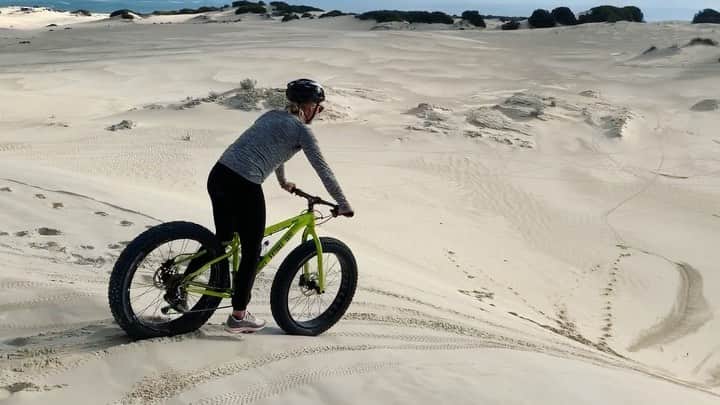 レイキー・ピーターソンのインスタグラム：「STORY TIME - In 2019 before the event at J-bay Tom and I did the road trip from Cape Town to Jeffery’s Bay. We stopped at a few small towns as we went, but easily the highlight was dune biking. Generally I’m alright with sports but for some reason a bike is really not my strong point. You add sand to the equation and things really go downhill 😂 this was the first little run we did, safe to stay I’ll stick to surfing... this was for sure a memory I’ll never forget, seeing the most beautiful sand dunes along the coast of South Africa. I feel so blessed to travel the world and see places like this. I have realized over the years of competing if we don’t stop and enjoy the places we go every now and again outside of competition it can get a bit vanilla. Taking advantage of this insane life and all that comes with it. If anything hope the video gives you a bit of a laugh. Audio ON haha❤️ @thomas_allan」