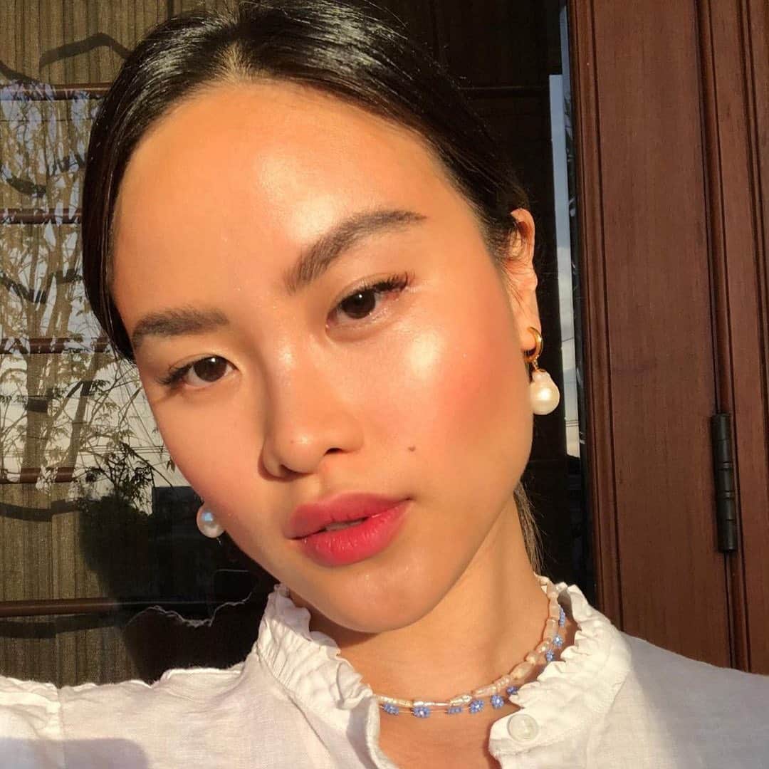 Glossierのインスタグラム：「@gracemargaretha shining where she wants to 😎 And for everywhere else, a dusting of Wowder powder for a matte-not-flat finish ✔️」