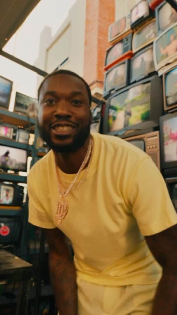Lil Buckのインスタグラム：「It’s finally out!! So excited to share this amazing collab from @bacardiusa. Go check it out, the video is really 🔥🔥 featuring @meekmill @lesliegrace & @boi1da (also keep an eye out for ME 😉)  #DoWhatMovesYou #CONGAfeatYOU」