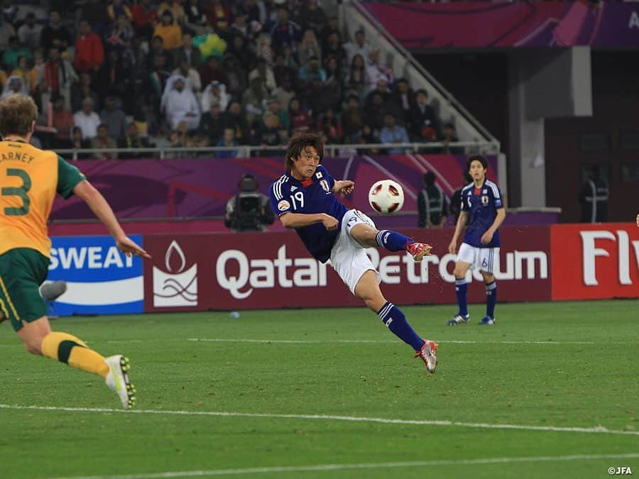 日本サッカー協会さんのインスタグラム写真 - (日本サッカー協会Instagram)「【#OnThisDay】2011.1.29🔙  AFCアジアカップカタール2011 決勝 #日本代表 1-0 オーストラリア代表 📍カリファ  10年前の今日、日本はアジア王者をかけオーストラリアと対戦。延長後半 #長友佑都 選手のクロスを #李忠成 選手が左足でボレー、自身の代表初ゴールを決めた。これが決勝点となり、日本は優勝を勝ち取った。  #jfa #daihyo #samuraiblue」1月29日 8時43分 - japanfootballassociation