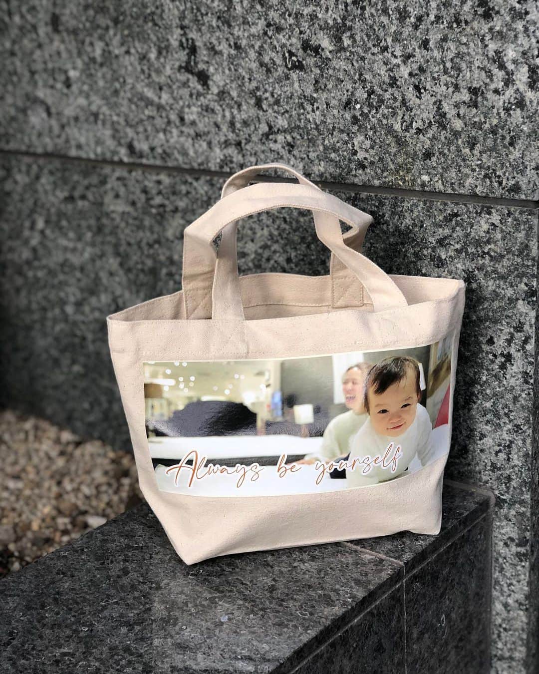 のインスタグラム：「@meq.baby @meq.jp   息子の成長記録に… 世界で1つだけの息子トートバッグ(こっそり私も後ろに…笑)  Me-qとは.. ベイビー、キッズを初め、大人もお揃いでお使い頂けるアイテムに好きな写真や文字が印刷できます❤︎ 日本の工場でひとつひとつ丁寧につくられているので、いましか見られないお子様や愛犬などぜひ作ってみてください💖  このトートバッグにお菓子やお茶など入れて、息子の習い事にいくのですが、取り違えもない🤣🤣先生からは可愛いーと大絶賛されました❤︎ 本人が嫌がるまではとことん持ち歩きます😏  #メーク　#me_q #meqbaby  #メークベビー #赤ちゃんのいる生活  #親バカ部 #ベビスタグラム #フォロワー募集中 #新米ママと繋がりたい  #新米ママ #男の子ママと繋がりたい  #男の子ママ #赤ちゃんのいる生活 #赤ちゃんのいる暮らし  #産後11ヶ月　 #トートバッグ #マザーズバッグ #pr」
