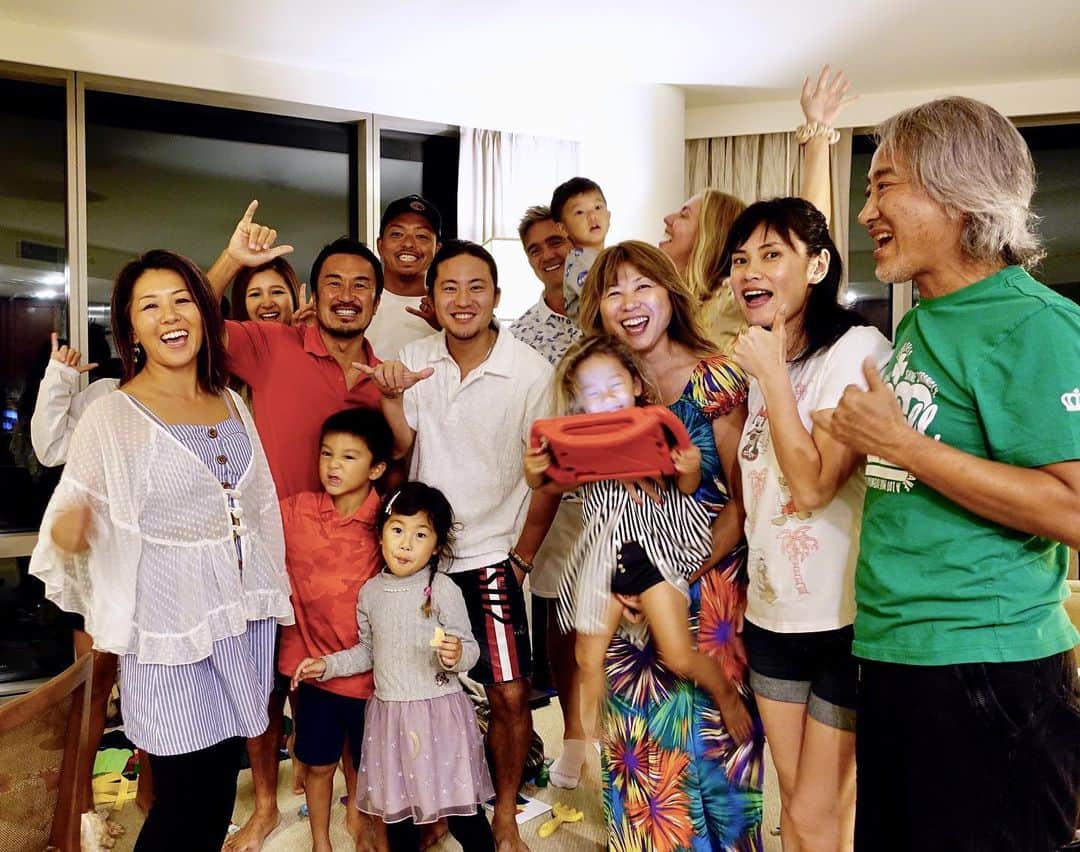 西澤良磨のインスタグラム：「🥳🥳🥳🥳🥳🥳🥳🥳🥳﻿ Hawaiiで出逢った人たちとホームパーティー🎉﻿ ﻿ ここで偶然出逢う人は何かと波長が合う人が多くて、一緒に過ごしてて面白い🤣﻿ ﻿ どの国にいても振動と周波数とエネルギーの法則はどうやら不変的な法則らしい。﻿ ﻿ ﻿ #パーマネントトラベラー #旅育児 #人生は旅だ #ハワイ #暗号通貨 #permanenttraveler #lifeisajourney #cryptocurrency #hawaii」