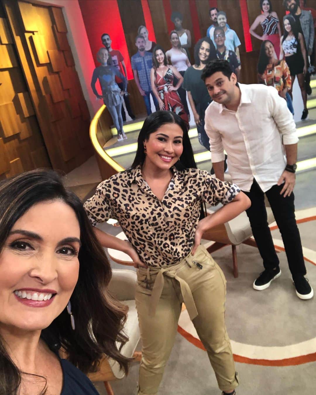 ファチマ・ベルナルデスのインスタグラム：「Hj falamos sobre a busca cruel por uma beleza inatingível. A linda @thaynaraog fez um alerta importante sobre o risco de não se informar corretamente sobre procedimentos estéticos. Ela mesma levou um susto grande no ano passado. E no nosso #tbt voltamos ao passado com o querido @antonio_calloni.」