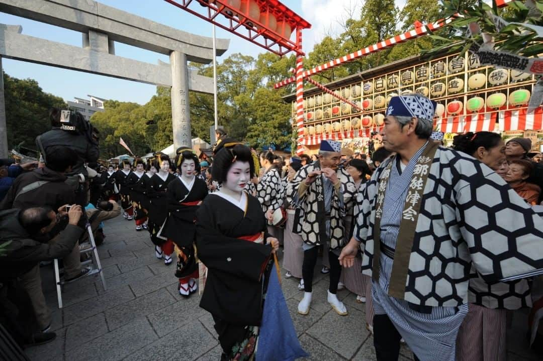 Birthplace of TONKOTSU Ramen "Birthplace of Tonkotsu ramen" Fukuoka, JAPANのインスタグラム：「The New Year Festival (Shogatsu Omaturi) which is held annually from January 8th - 11th at Tokaebisu Shrine in Fukuoka City, is a festival where one million Hakata merchants come to worship. On January 9th, Maiko (ladies who entertains guests with dance and music) visit the shrine and pray for good luck and business prosperity for the year. During the festival period, more than 300 stalls open along the shrine approach, it’s also possible to participate in Fukubiki, where lucky charms can be won.   * In 2021, the stalls, Kachimairi (Maiko visiting the shrine), and fortune-telling have all been cancelled, and the scale of the event has been significantly reduced.   #fukuoka_tonkotsu #ilovefukuoka #fukuokalover #fukuoka #fukuokapics #fukuoka_cameraclub #fukuokatrip #fukuokajapan #fukuokatravel #newyear #newyearfestival #tokaebisu #japanfestival #omatsuri #matsuri #winteractivity #japanwinter #japanwintertrip #fukuoka_camera #fukuoka_funtravel」