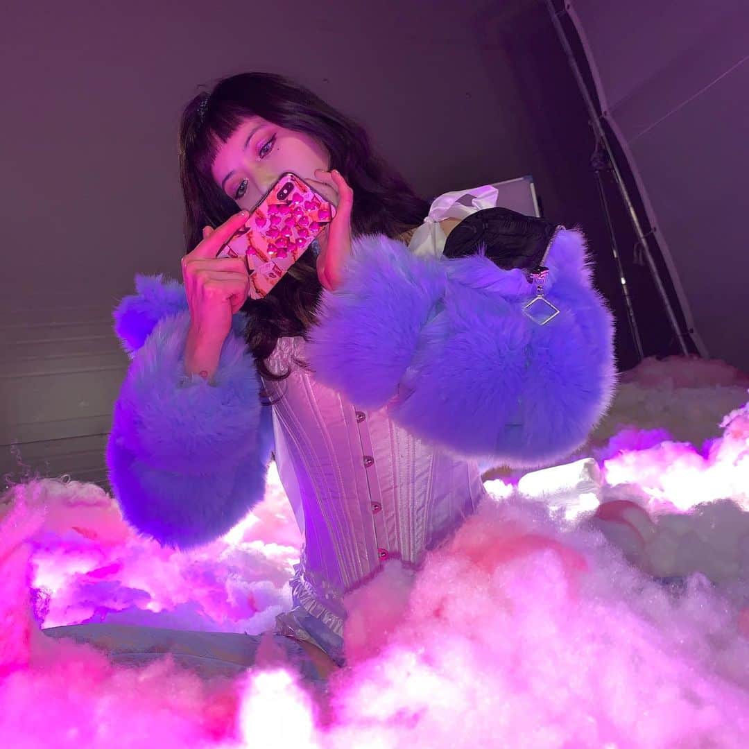 ヒョナ さんのインスタグラム写真 - (ヒョナ Instagram)「☁️☁️💕✨」1月29日 8時57分 - hyunah_aa