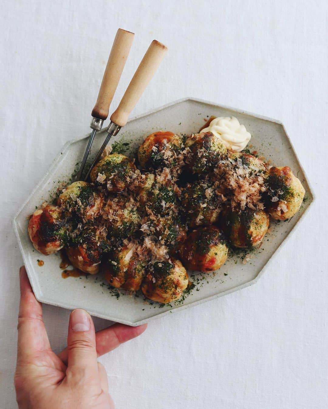 のインスタグラム：「Takoyaki 🐙 . 今日も朝からたこ焼き練習。 たこは入ってませんけどね。 具は魚ニソ、ネギ、紅生姜。 . たこ焼きにぴったりの良い お皿を検討していましたが、 １２３４３２１と並べての 計１６個の納まりが良くて たこの足の数にもちなんで こちらの八角の皿に決まり。 なにより縁起も良さそで◎。 . 、 . #たこ焼き #朝たこ #たこ焼き練習中 #たこ活 #魚肉ソーセージ #魚ニソ #自粛生活の楽しみ #おうち時間 #ステイホーム #おうちごはん #朝ごはん #takoyaki」