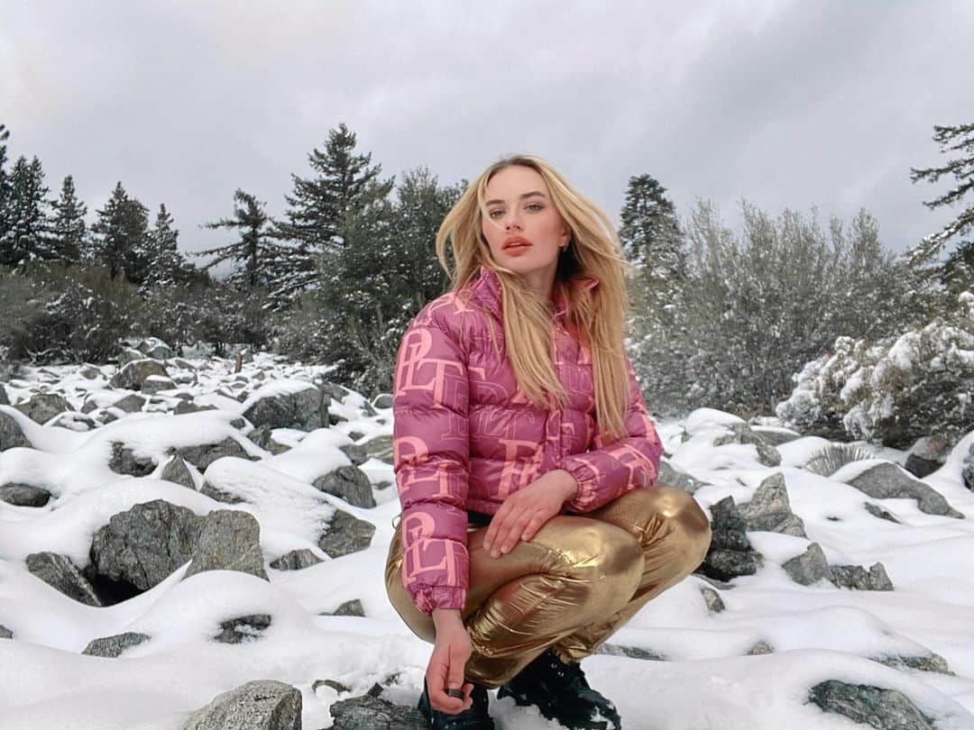 SONYA ESMANのインスタグラム：「Attraction lasts as long as alignment is present. Love lasts as long as life is present. 🤍 @prettylittlething」