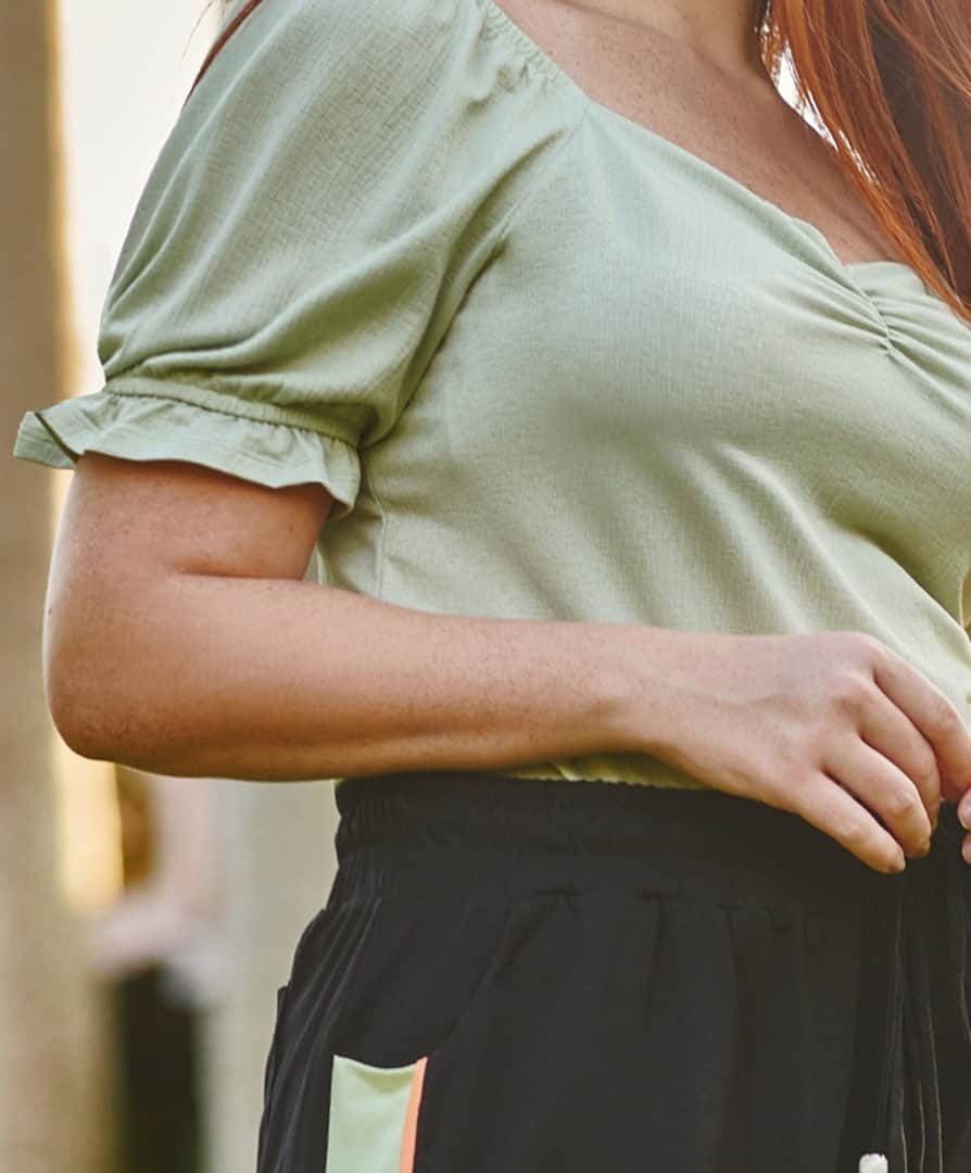 DECÊNCIAのインスタグラム：「Para um look cool que é a cara do verão, aposte no conjunto de decote princesa, mangas bufantes e um mix de cores pra lá de especial! 🌟 #decencia # conjuntoplussize #plussizeonline #roupasplussize」