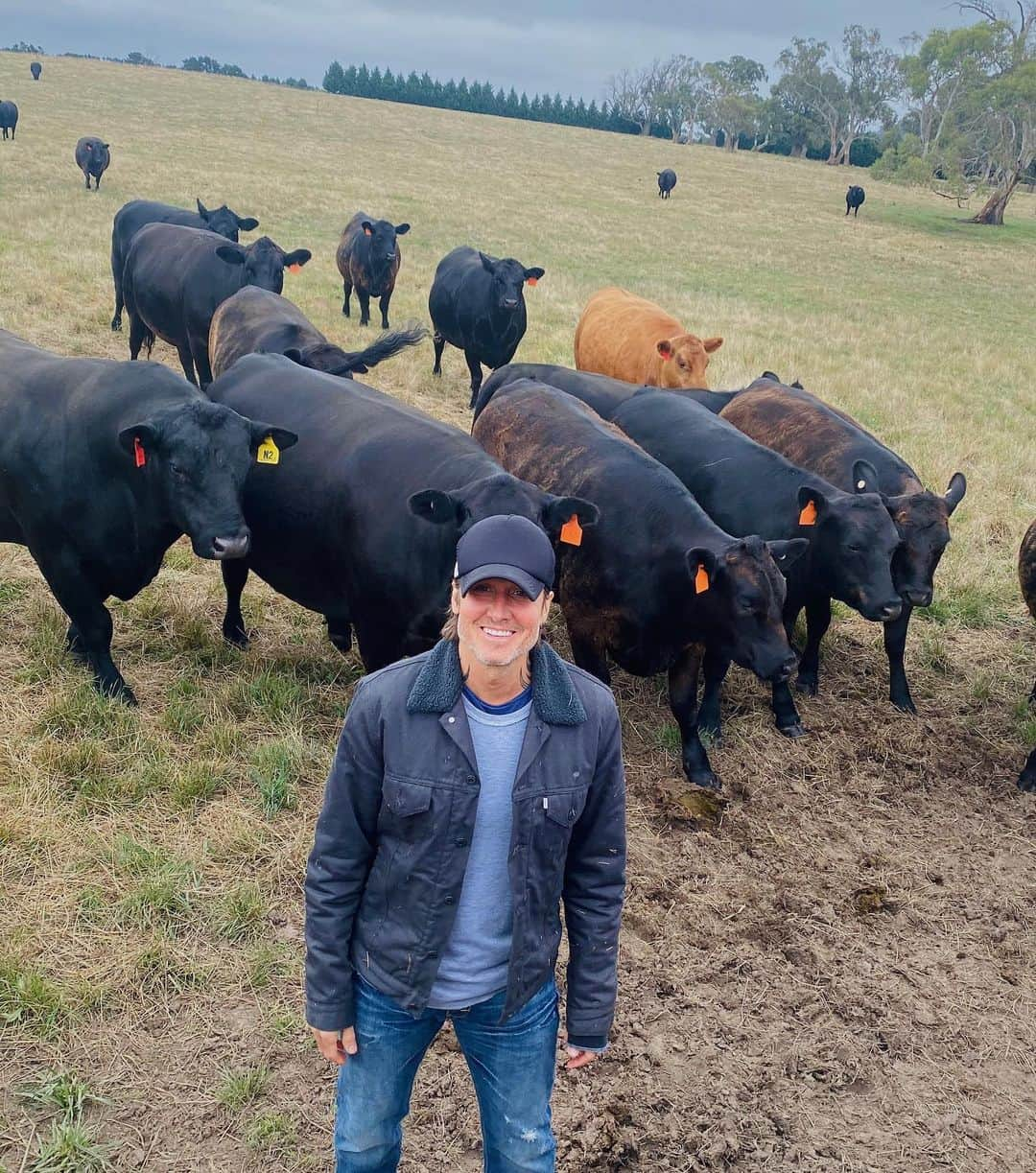 キース・アーバンさんのインスタグラム写真 - (キース・アーバンInstagram)「this must be why i like being around cows 👉」1月29日 9時01分 - keithurban