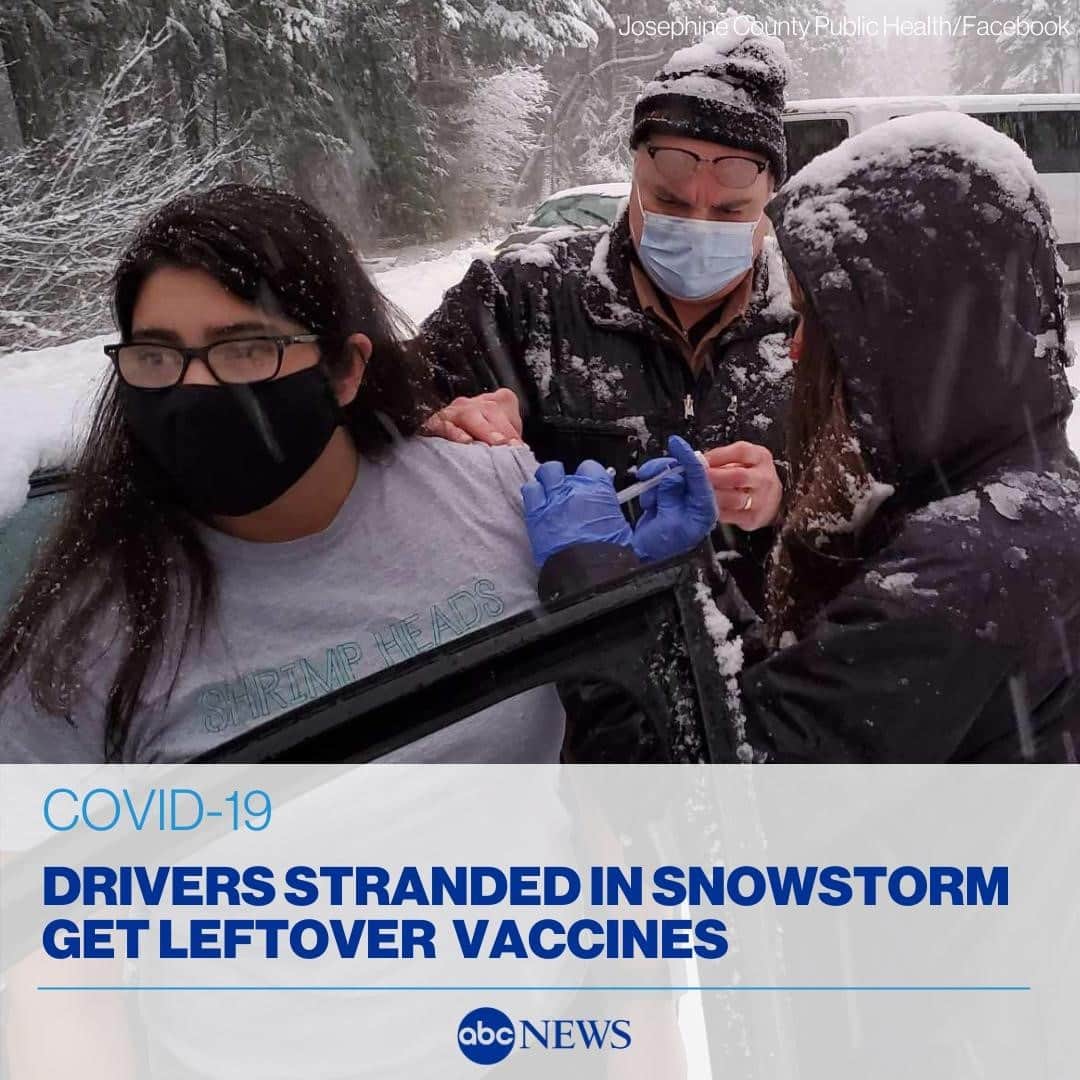 ABC Newsさんのインスタグラム写真 - (ABC NewsInstagram)「Health care workers in Oregon set up an impromptu COVID-19 vaccine clinic after they were stranded in the snow on their way home from a vaccination event. READ MORE AT LINK IN BIO.」1月29日 9時01分 - abcnews