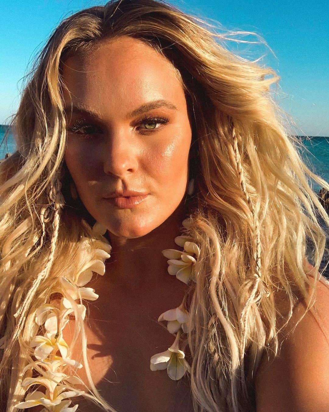 フェリシティー・パルマティアーのインスタグラム：「bts from an absolute dream shoot with a dream team! So excited to see the final outcome 🥰   @_westerly @perfectdayfilmco @she_makeupartistry @sunnyandsahara @jodyfiannaca_hairstylist」