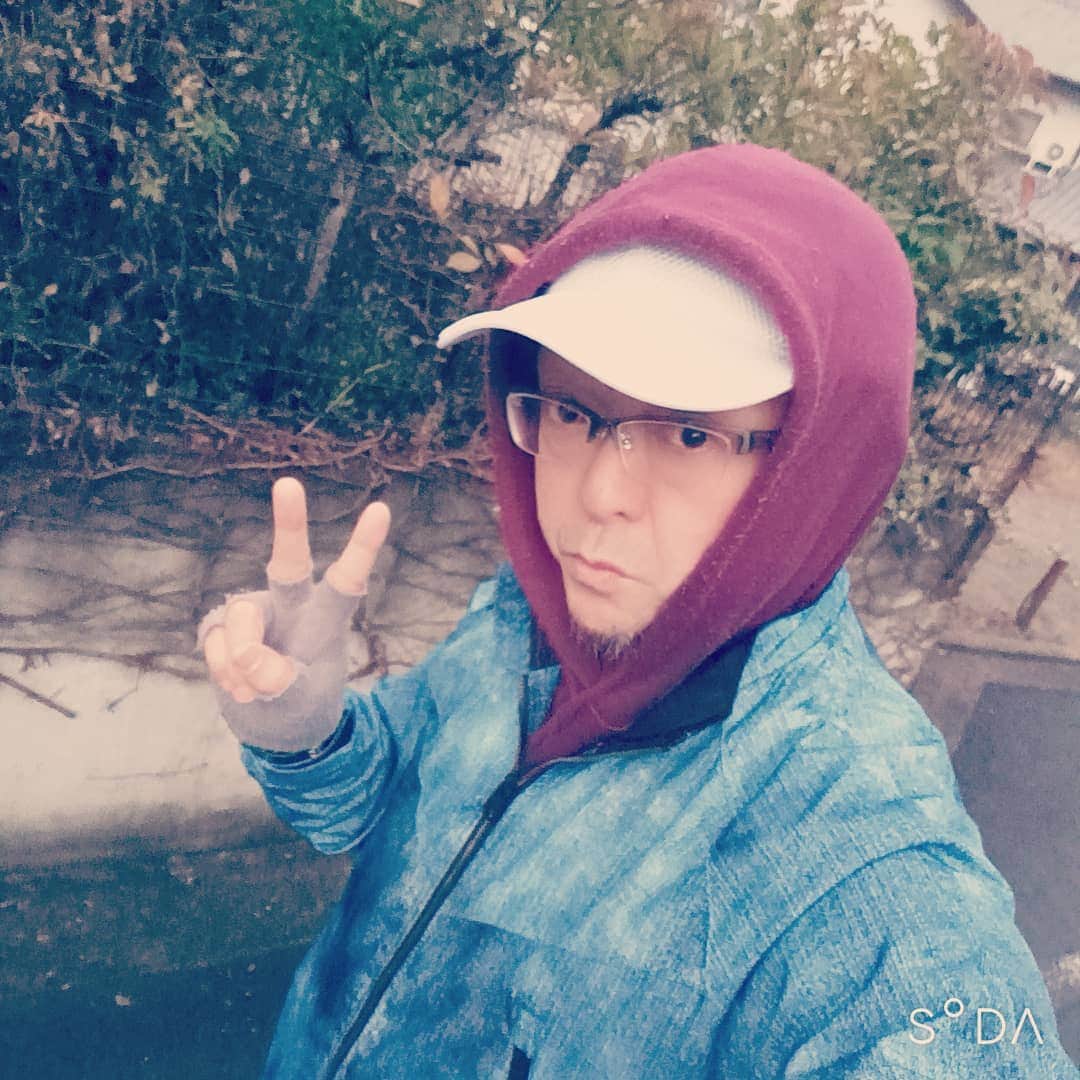 松本隆博のインスタグラム：「。 今日はほんと、寒いねー。 なかなか体が温まってこない わ☆彡。帽子をさ、白に変えた んだけど、気のせいかかなー？ じゃないと思うんだけど、 公園をウォーキングしてると まーまー会釈される回数が 増えた気がする(^_^)。 白帽子効果、絶対あるわー！  今で12000歩、達成してる けど、ヒマなので(^-^)、 今日は午後からも歩こうと 思います。  ～人生遊歩道～」
