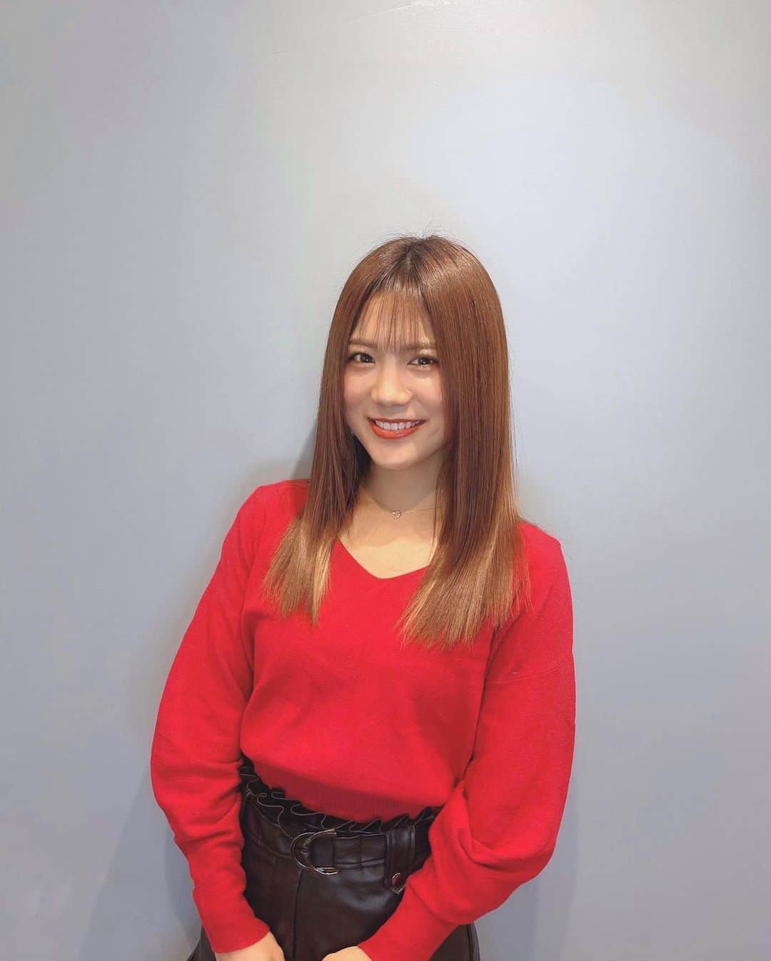 海江田麻貴さんのインスタグラム写真 - (海江田麻貴Instagram)「ㅤㅤㅤㅤㅤㅤㅤㅤ  ㅤㅤㅤㅤㅤㅤㅤㅤ ぐんもーにんです🪴  ㅤㅤㅤㅤㅤㅤㅤㅤ 先日 @resalon.umeda さんで髪質改善してもらってきたよ〜🕊❤︎❤︎  ㅤㅤㅤㅤㅤㅤㅤㅤ とにかくbefore→after(7、8枚目)をみて欲しい🤣😭 まじでサラッッッサラなった😍💗💗💗 (この日beforeがbeforeすぎるのはスルーしてくり🤣笑笑)  ㅤㅤㅤㅤㅤㅤㅤㅤ 頭皮の汚れを取る所からして頂けて、 スチームを当ててしっかり浸透させて〜 ヘッドスパも超気持ちよくて〜って、 一段も二段も上のトリートメントフルコース✨って感じ🥰💗  ㅤㅤㅤㅤㅤㅤㅤㅤ 根本的なところから髪質改善して頂けるので、 これからも続けて通って素髪サラサラレディ目指して、 日頃のケアもがんばるぞう〜🐘💗  ㅤㅤㅤㅤㅤㅤㅤㅤ  ㅤㅤㅤㅤㅤㅤㅤㅤ #髪の毛 #resalon #resalon梅田 #髪質改善 #髪質改善サロン #straighthair #hairtreatments #トリートメント #ヘアメンテナンス #ヘアメンテ #hairmaintenance #japanesegirl #美意識 #髪の毛サラサラ #サラサラヘアー #サラサラ #mercuryduo #赤ニット #knit #zara #レザースカート #leather #leatherskirt #redcode #ミディアムヘア #シースルーバング #シースルー前髪」1月29日 9時06分 - _makiii0924_
