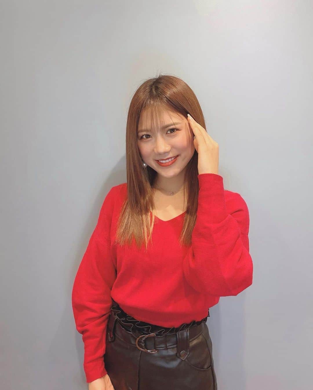 海江田麻貴さんのインスタグラム写真 - (海江田麻貴Instagram)「ㅤㅤㅤㅤㅤㅤㅤㅤ  ㅤㅤㅤㅤㅤㅤㅤㅤ ぐんもーにんです🪴  ㅤㅤㅤㅤㅤㅤㅤㅤ 先日 @resalon.umeda さんで髪質改善してもらってきたよ〜🕊❤︎❤︎  ㅤㅤㅤㅤㅤㅤㅤㅤ とにかくbefore→after(7、8枚目)をみて欲しい🤣😭 まじでサラッッッサラなった😍💗💗💗 (この日beforeがbeforeすぎるのはスルーしてくり🤣笑笑)  ㅤㅤㅤㅤㅤㅤㅤㅤ 頭皮の汚れを取る所からして頂けて、 スチームを当ててしっかり浸透させて〜 ヘッドスパも超気持ちよくて〜って、 一段も二段も上のトリートメントフルコース✨って感じ🥰💗  ㅤㅤㅤㅤㅤㅤㅤㅤ 根本的なところから髪質改善して頂けるので、 これからも続けて通って素髪サラサラレディ目指して、 日頃のケアもがんばるぞう〜🐘💗  ㅤㅤㅤㅤㅤㅤㅤㅤ  ㅤㅤㅤㅤㅤㅤㅤㅤ #髪の毛 #resalon #resalon梅田 #髪質改善 #髪質改善サロン #straighthair #hairtreatments #トリートメント #ヘアメンテナンス #ヘアメンテ #hairmaintenance #japanesegirl #美意識 #髪の毛サラサラ #サラサラヘアー #サラサラ #mercuryduo #赤ニット #knit #zara #レザースカート #leather #leatherskirt #redcode #ミディアムヘア #シースルーバング #シースルー前髪」1月29日 9時06分 - _makiii0924_