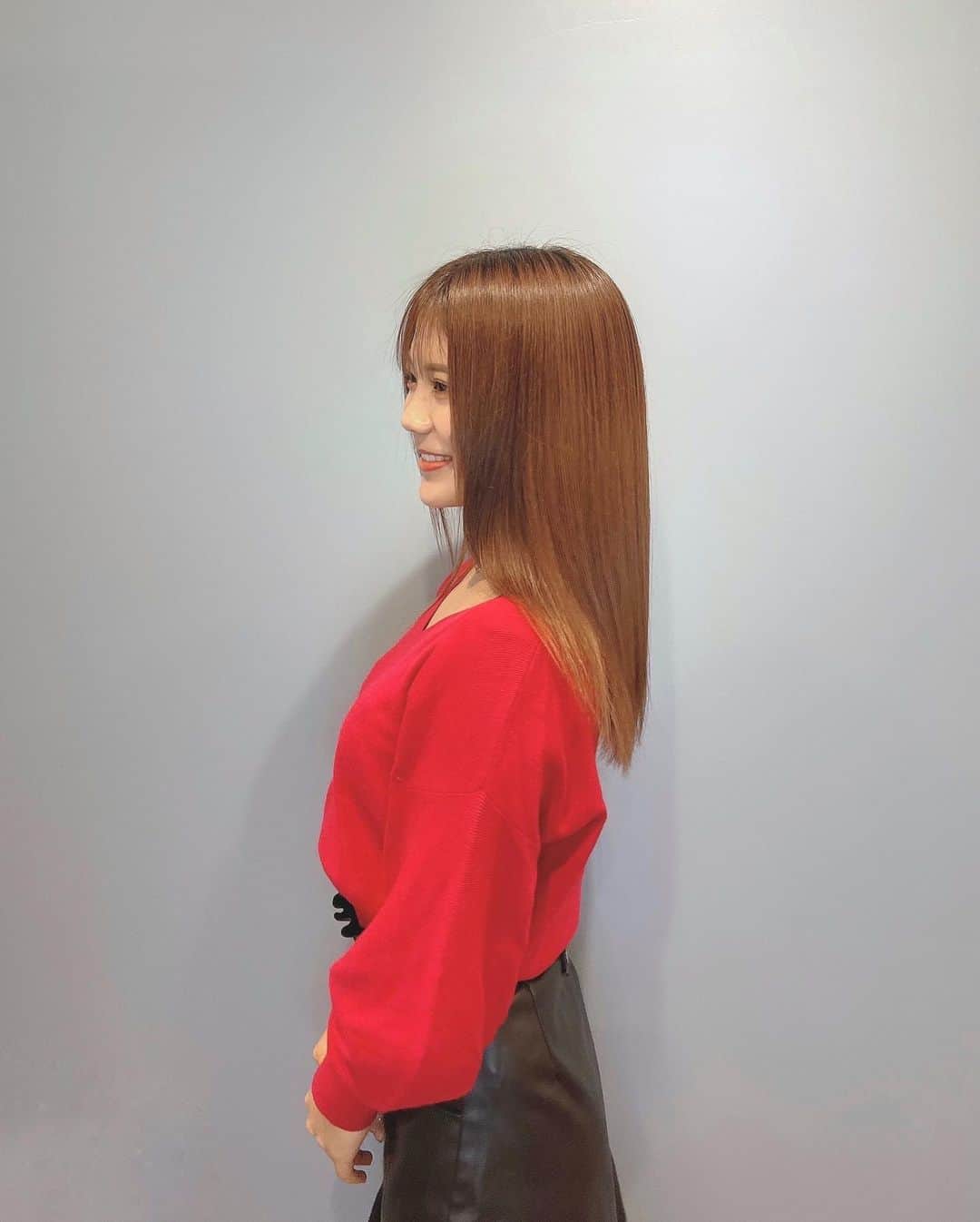 海江田麻貴さんのインスタグラム写真 - (海江田麻貴Instagram)「ㅤㅤㅤㅤㅤㅤㅤㅤ  ㅤㅤㅤㅤㅤㅤㅤㅤ ぐんもーにんです🪴  ㅤㅤㅤㅤㅤㅤㅤㅤ 先日 @resalon.umeda さんで髪質改善してもらってきたよ〜🕊❤︎❤︎  ㅤㅤㅤㅤㅤㅤㅤㅤ とにかくbefore→after(7、8枚目)をみて欲しい🤣😭 まじでサラッッッサラなった😍💗💗💗 (この日beforeがbeforeすぎるのはスルーしてくり🤣笑笑)  ㅤㅤㅤㅤㅤㅤㅤㅤ 頭皮の汚れを取る所からして頂けて、 スチームを当ててしっかり浸透させて〜 ヘッドスパも超気持ちよくて〜って、 一段も二段も上のトリートメントフルコース✨って感じ🥰💗  ㅤㅤㅤㅤㅤㅤㅤㅤ 根本的なところから髪質改善して頂けるので、 これからも続けて通って素髪サラサラレディ目指して、 日頃のケアもがんばるぞう〜🐘💗  ㅤㅤㅤㅤㅤㅤㅤㅤ  ㅤㅤㅤㅤㅤㅤㅤㅤ #髪の毛 #resalon #resalon梅田 #髪質改善 #髪質改善サロン #straighthair #hairtreatments #トリートメント #ヘアメンテナンス #ヘアメンテ #hairmaintenance #japanesegirl #美意識 #髪の毛サラサラ #サラサラヘアー #サラサラ #mercuryduo #赤ニット #knit #zara #レザースカート #leather #leatherskirt #redcode #ミディアムヘア #シースルーバング #シースルー前髪」1月29日 9時06分 - _makiii0924_