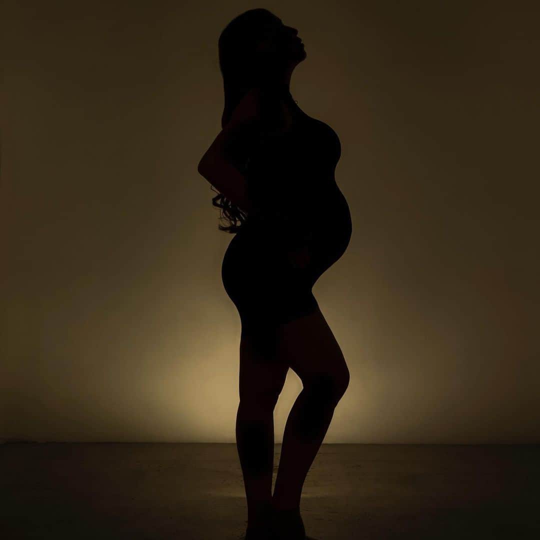jun fitnessさんのインスタグラム写真 - (jun fitnessInstagram)「Pregnancy silhouette Photo by @yukipix_story @yukipix_photo  ・ ・ ・ #pregnant#maternity#37weekspregnant#baby#10monthspregnant#maternitywear#cutepregnancy#maternityphotography#maternityphoto #プレママ#妊娠10ヶ月#2月生まれ#2021年2月出産#妊婦#初マタ#妊娠後期#臨月#初マタさんと繋がりたい#妊娠線予防#マタニティヨガ#マタニティコーデ#妊婦ライフ#女の子ママ#出産準備#マタニティフォト#撮影」1月29日 9時09分 - jjfitness44