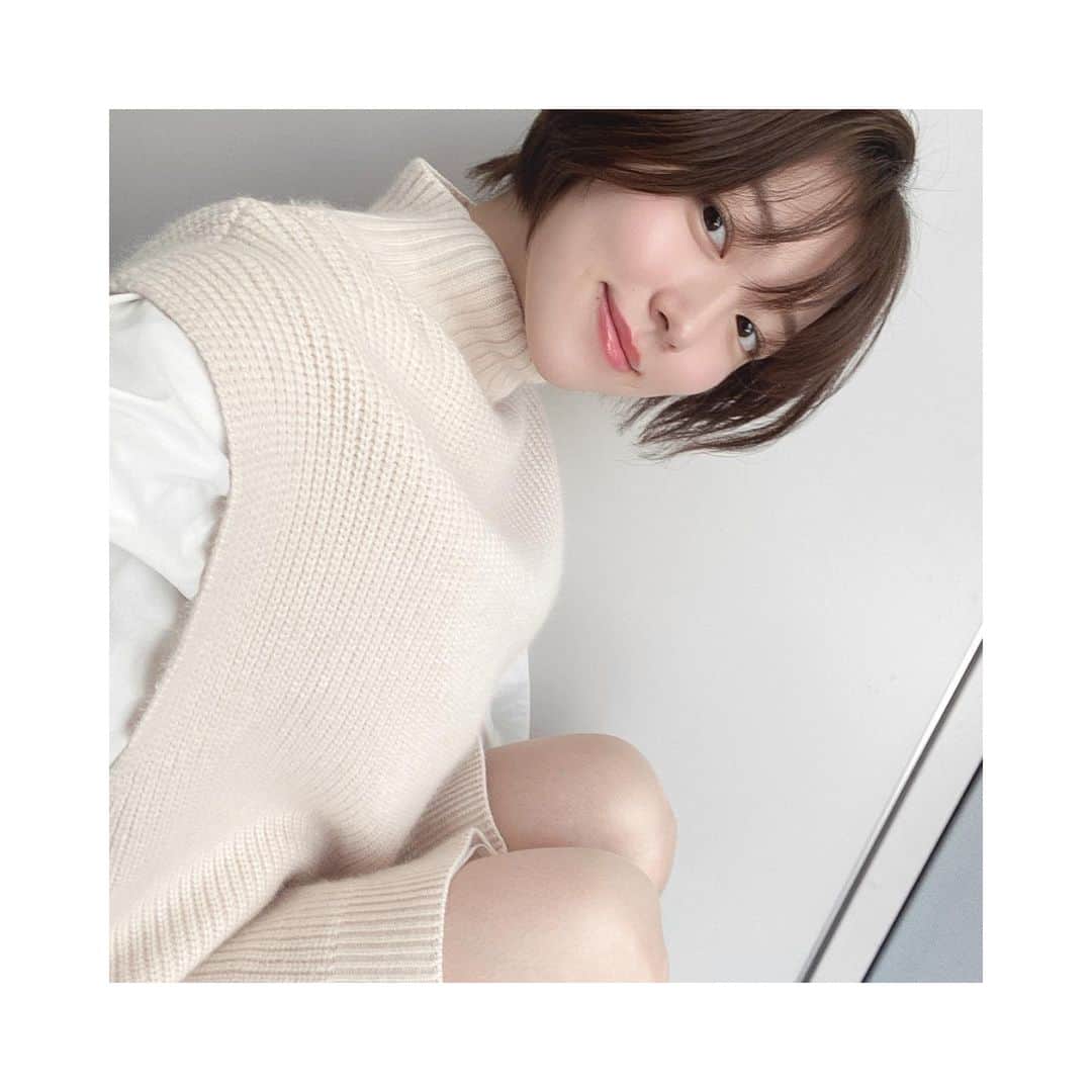 のインスタグラム：「♪  今日の衣装は ミニワンピ👗♡  久しぶりのミニ丈 足がスースーしました😉  #ミニワンピ #照れくさいのでおひざだけ」