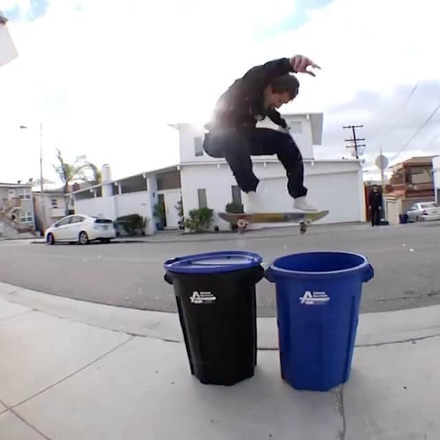 のインスタグラム：「@james_capps 💪💪💪 Filmed by @bonelesszine @johnmarello  👉 Link in bio #Lakai #TheShoesWeSkate」