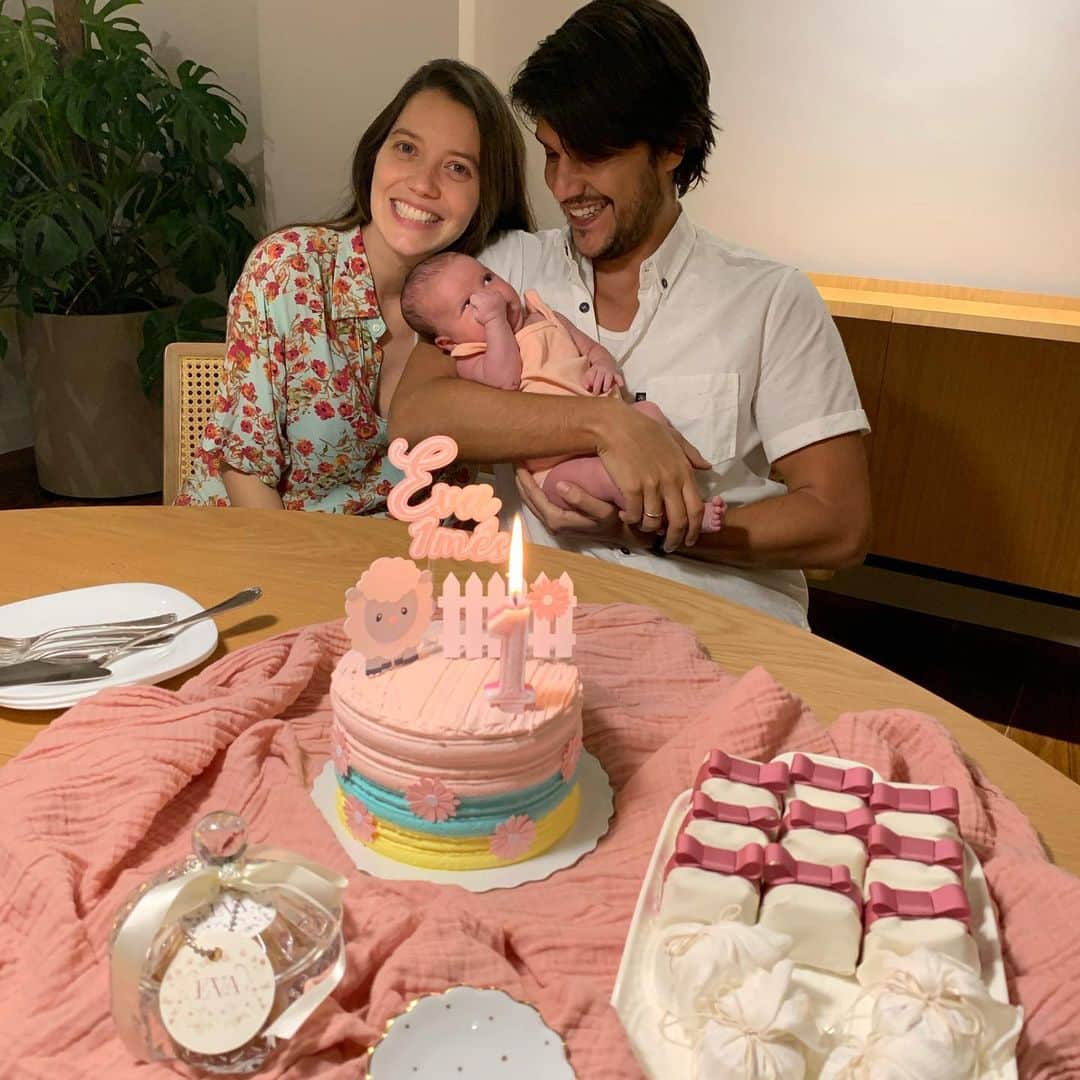 ナタリア・ディルのインスタグラム：「E assim chegamos a um mês!  Um mês de Eva e um mês q viramos pais. Queria q esse momento fosse repleto de amigos e familiares, mas em breve será!  Ps: so depois q eu vi q ela tá com a mão na cara hahahahha」