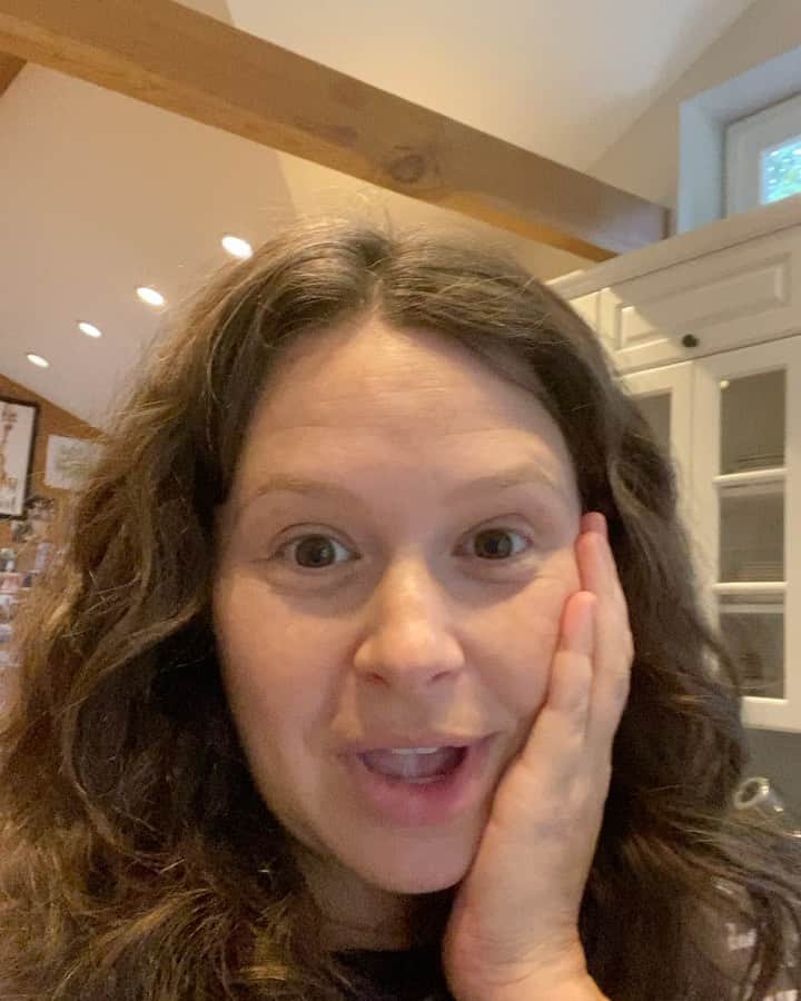 ケイティ・ロウズのインスタグラム：「YOU. GUYS. When I recorded this @katiescrib episode, I had no IDEA how useful it was going to be to me!! Before baby #2, my sweet little Vera Fay, I chatted with brilliant author Sarah Ockwell-Smith about the anticipation of baby #2.  We discuss ways to reduce sibling jealousy, potential regressions from baby #1 (UMMMMMMM YEAH), and real-life mom guilt (✔️). Listen to the full episode on the iHeart Radio app or wherever you get your podcasts. 🍼🍼🍼🍼」