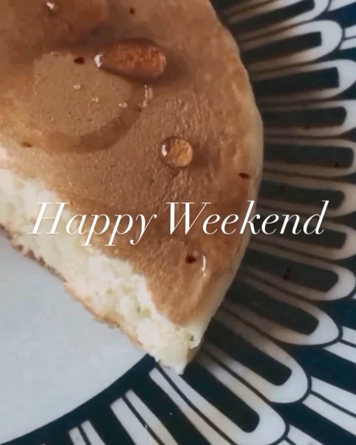 Michikoのインスタグラム：「_______ 🥞🍽🥞🍽🥞✔️ . このストーリーにいくつか質問があったので ポストしておきます。  @hotelnewotanitokyo のパンケーキミックスは ホテル通販でも買えますが、私はamazonで購入。 . 流行りのスフレパンケーキではなく、 所謂ふっくらしたクラシックなパンケーキです。  自宅で簡単に食べるには十分かなって思う。 (注：オータニ内SATSUKIのパンケーキとは別物)  食器は @hermes の #bleusdailleurs です。  Happy Weekend💙 . . #happyfriday  #weekendvibes  .」
