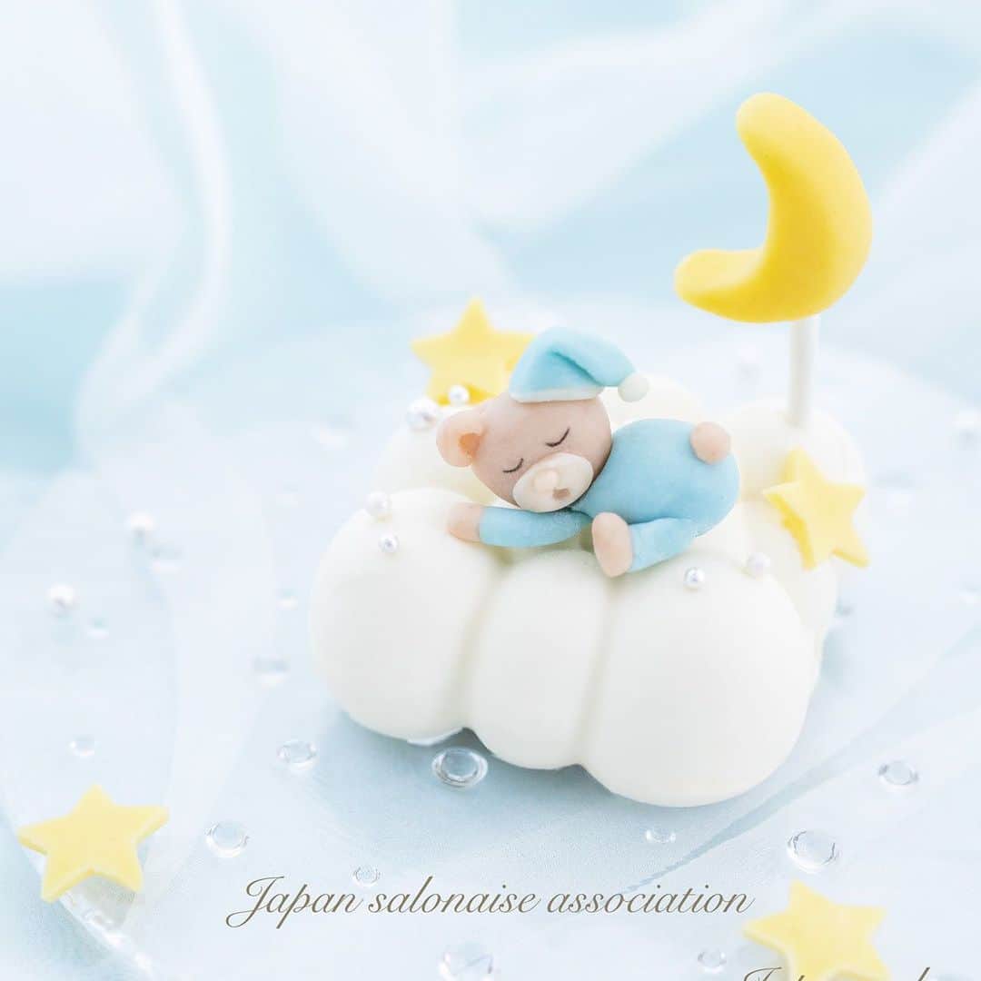 日本サロネーゼ協会さんのインスタグラム写真 - (日本サロネーゼ協会Instagram)「濃厚なレアチーズムースのボトムにクッキークランチを敷き、中のマンゴージュレがアクセントになったムースケーキ。いま話題の雲のムースケーキの上に、可愛らしいくまや星・月のチョコレートトッパーを飾ります。 基本的なムースの作り方から、ジュレ作り方、プラチョコを使ったモデリングまでたくさんの技術が学べる回です😊  【ムースアート™️認定講師講座】 ムースケーキだけに特化した、日本初の認定講座が、2/26からスタート❗️ オンライン・通学(東京・芦屋)からお選びいただけます⭐️ ムースアート™️認定講座は、7回12時間の中で、ムース生地・ボトム生地・ジュレの作り方など基本的な技術から、海外のSNSなどで話題のミラーケーキの作り方やチョコレートモデリングまでを学べる充実の内容です。　  そして、世界初！ムースでお花絞りやパイピングができるムースフラワークリーム™️を開発しました。  カフェを経営しているJSAだからこそ、お味にもとってもこだわっていますよ😋 世界初の本格的でかわいいムースアート™️💕ご受講お待ちいたしております😊  ご受講をお悩みのかたは、ぜひプレ講座にご参加くださいね。  講座詳細はこちら💁‍♀️  https://salone-ze.or.jp/jsa/17806/  #ムースアート #ムースケーキ #ムースクリームフラワー #ムースアート認定講座 #日本サロネーゼ協会 #好きを仕事に #オンライン講座 #mousseflower #moussecake #慕斯蛋糕 #慕斯」1月29日 9時29分 - japan.salonaise.association