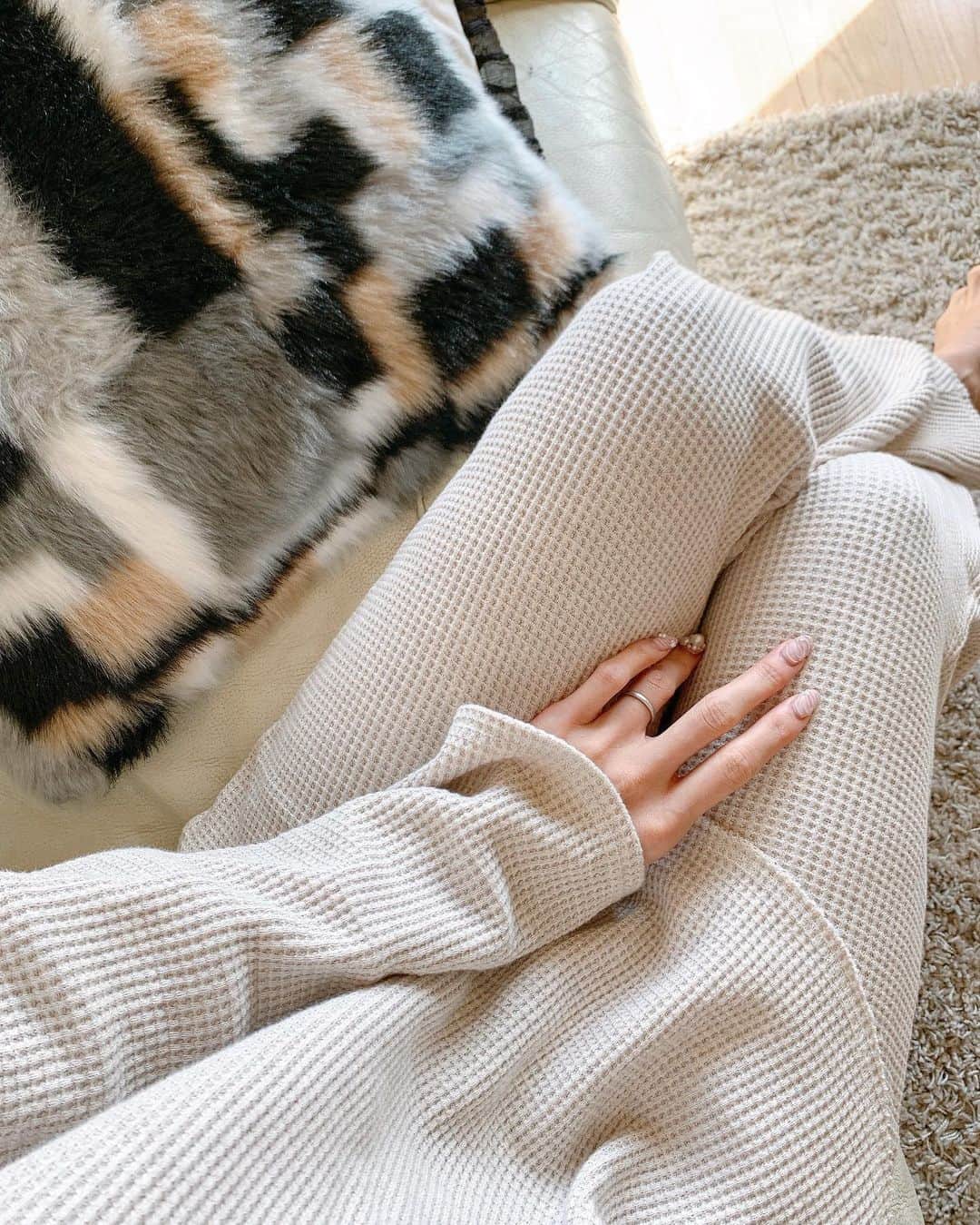 井上麻衣さんのインスタグラム写真 - (井上麻衣Instagram)「good morning🕊 今日はすごく寒いねーっ😂  my room wear 🧸✨ ⇒ @to_the_sea_hawaii  サラッと着れてどこも締め付けがない感じがよい♡ ストレスフリー😍  . . . . #gm#gmorning  #roomwear #totheseahawaii  #to_the_sea_hawaii  #おはよう#おはようございます #部屋着#ルームウェア」1月29日 9時30分 - mai_inoue