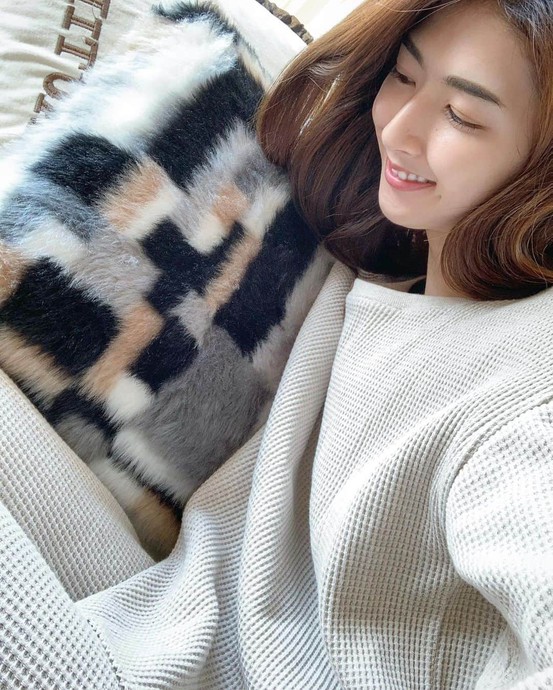 井上麻衣さんのインスタグラム写真 - (井上麻衣Instagram)「good morning🕊 今日はすごく寒いねーっ😂  my room wear 🧸✨ ⇒ @to_the_sea_hawaii  サラッと着れてどこも締め付けがない感じがよい♡ ストレスフリー😍  . . . . #gm#gmorning  #roomwear #totheseahawaii  #to_the_sea_hawaii  #おはよう#おはようございます #部屋着#ルームウェア」1月29日 9時30分 - mai_inoue